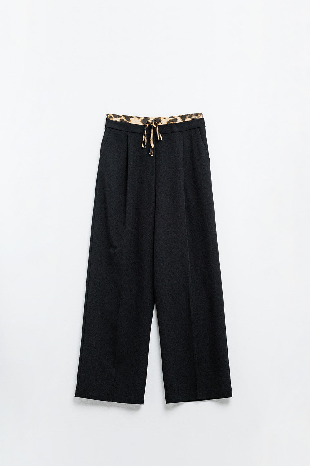 Long black pleated pants with leopard detail at the waist
