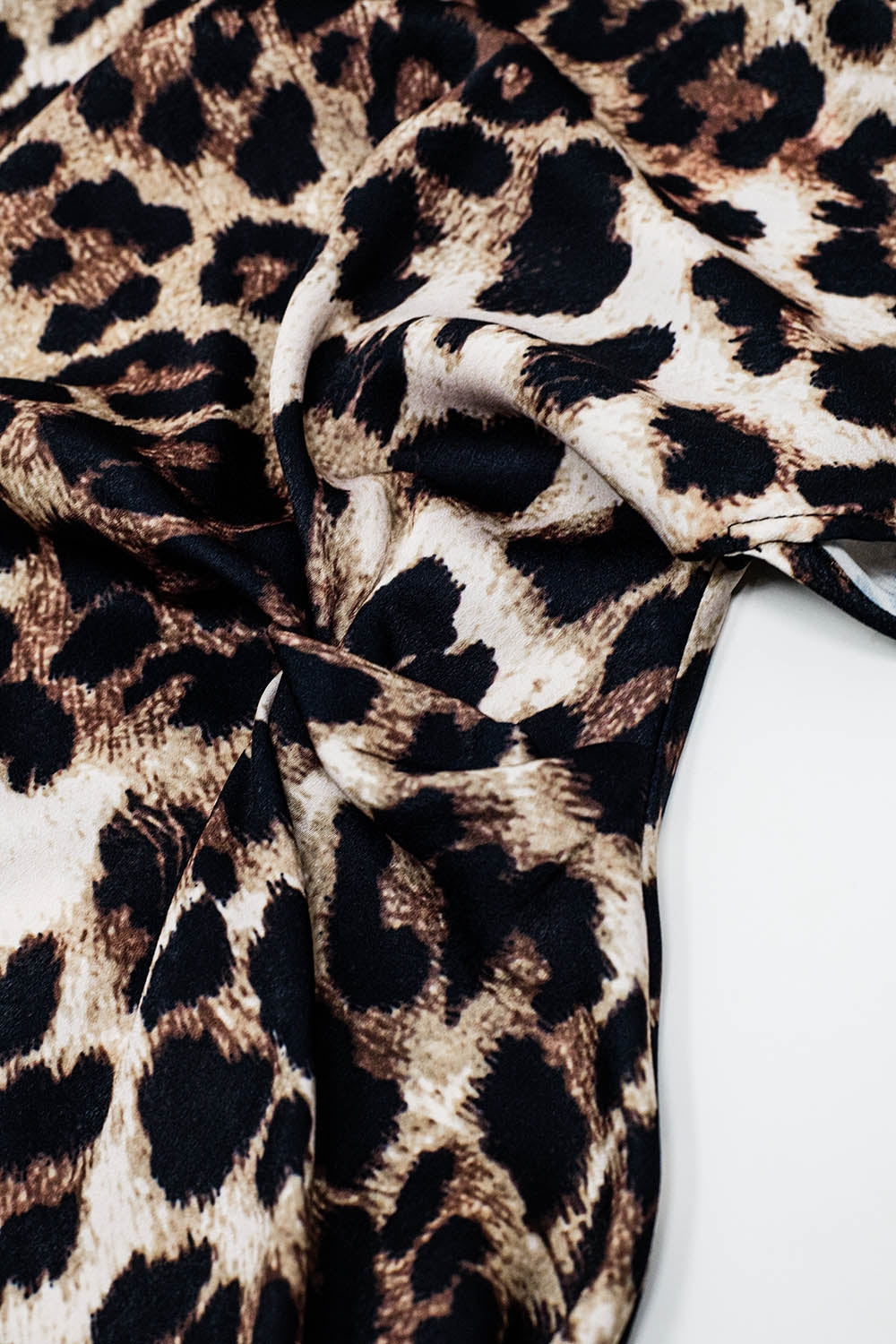 Leopard print maxi dress with knotted detail at the waist