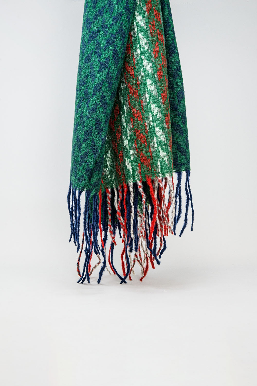 Houndstooth design Scarf in green and red
