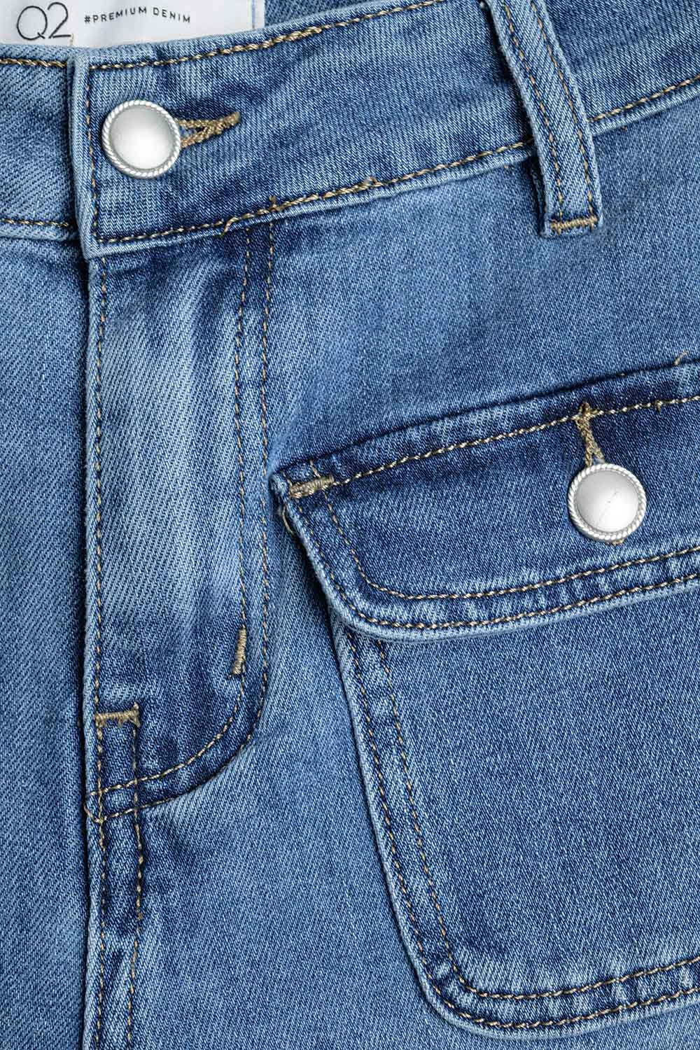 Straight jeans with back pockets at the front