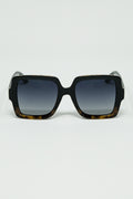Sunglasses with a gradient print frame and black temples