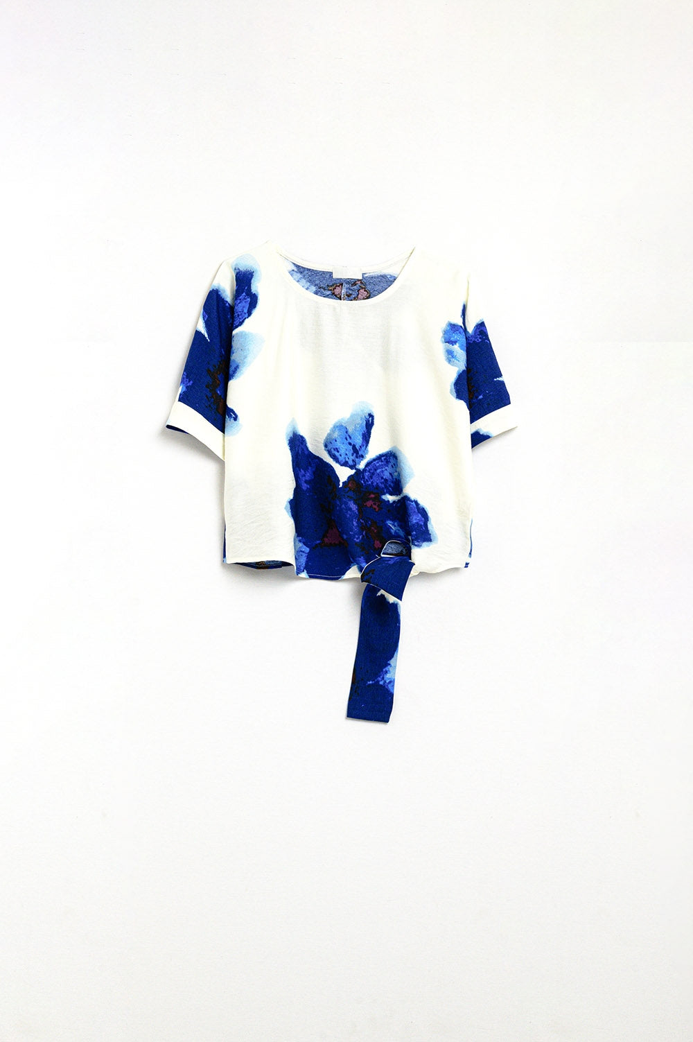 Cropped white Blouse With Tropical Floral Print in Blue