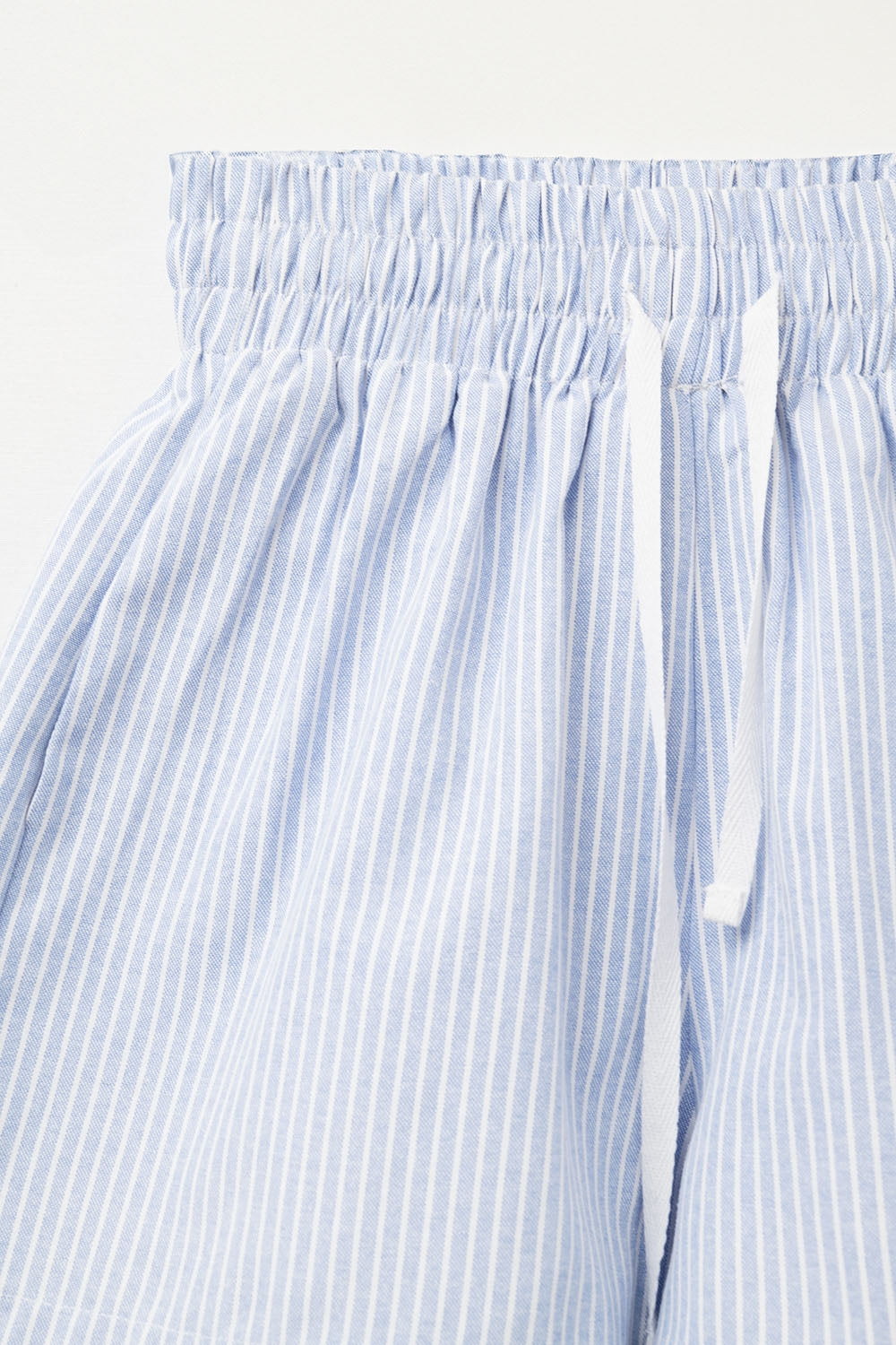 Short with stripes and strings in the waistband
