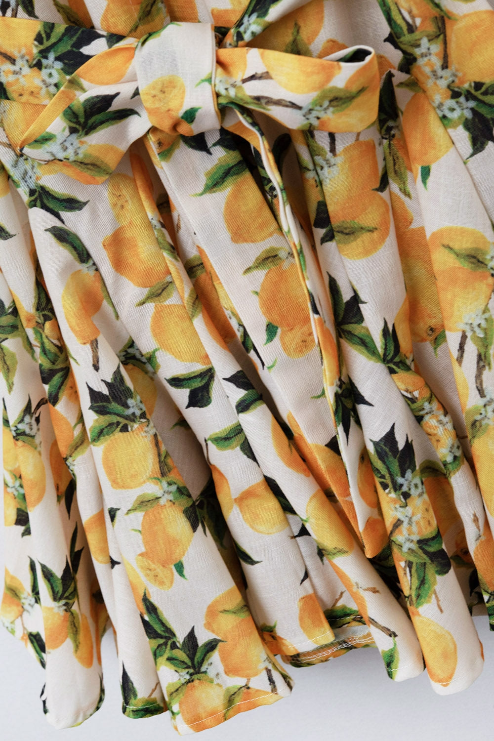 Romantic dress with waistband and lemon print and short sleeves