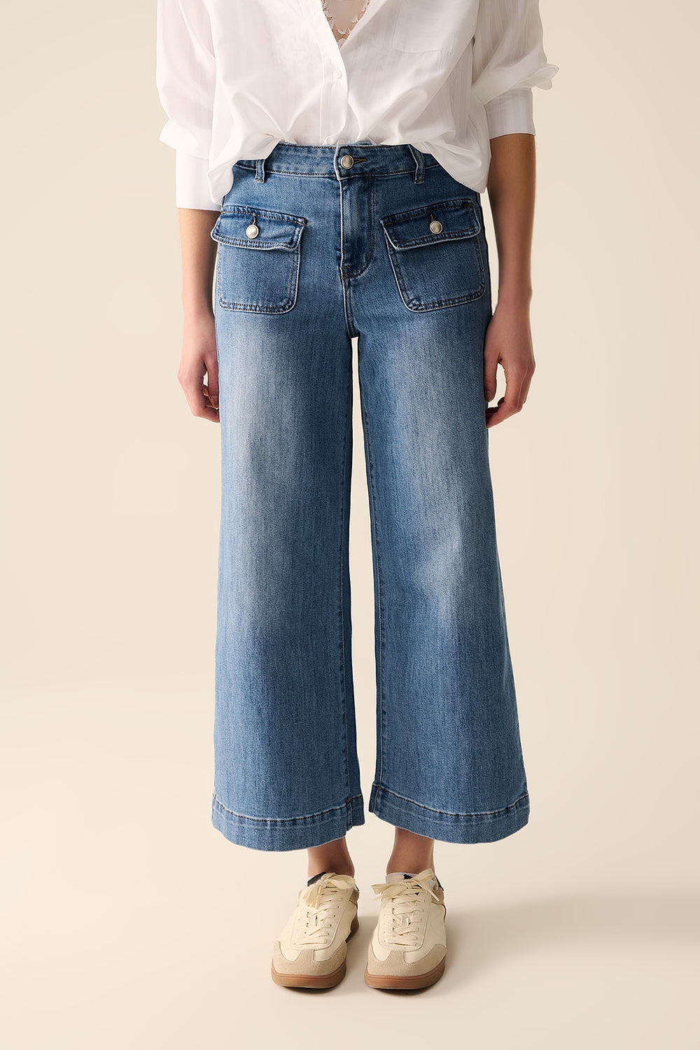 Straight jeans with back pockets at the front