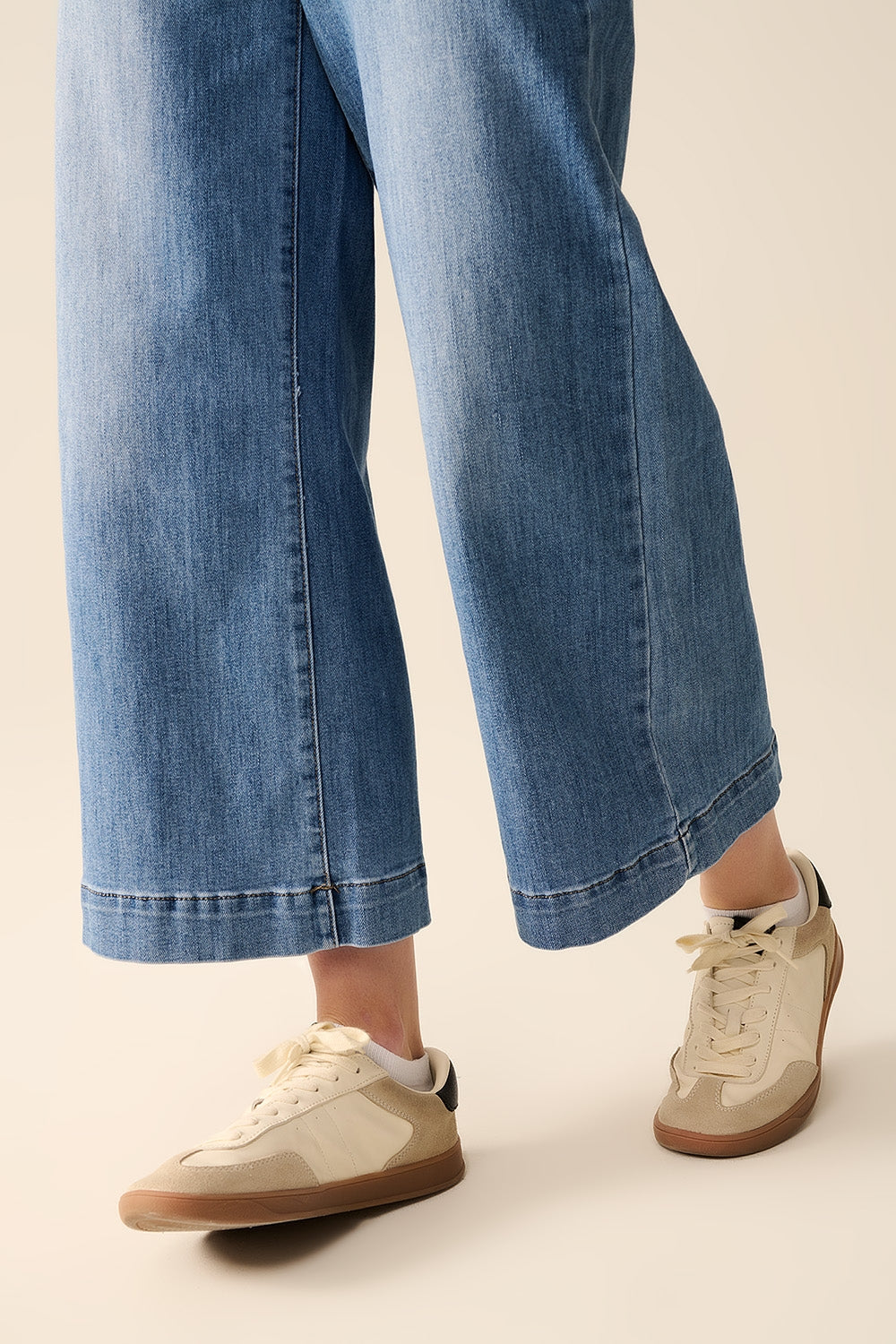 Straight jeans with back pockets at the front