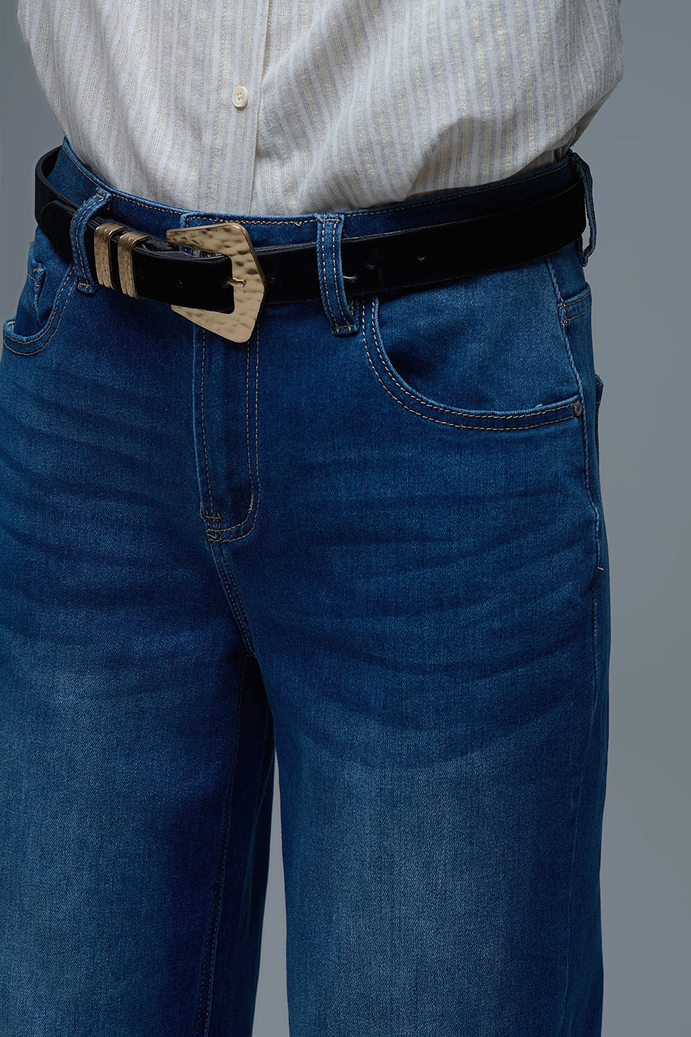 Basic Barrel Style jeans in Mid Blue