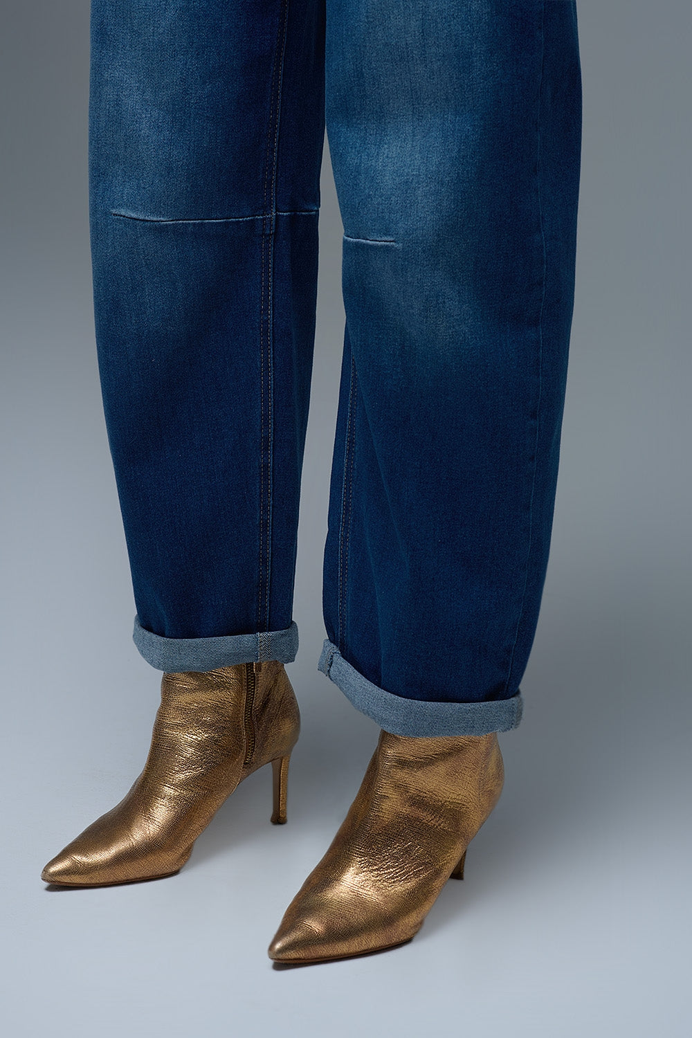 Basic Barrel Style jeans in Mid Blue