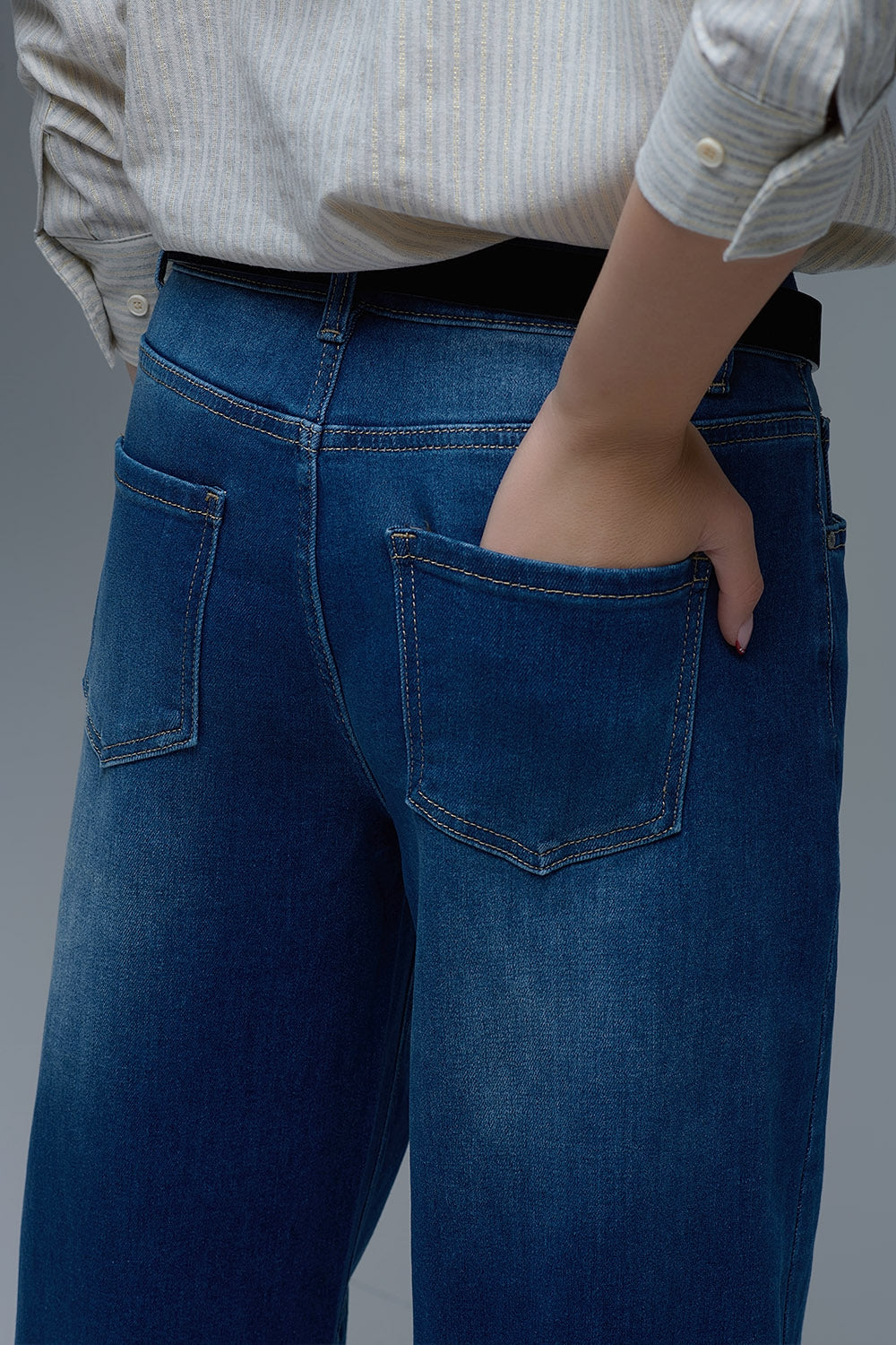 Basic Barrel Style jeans in Mid Blue