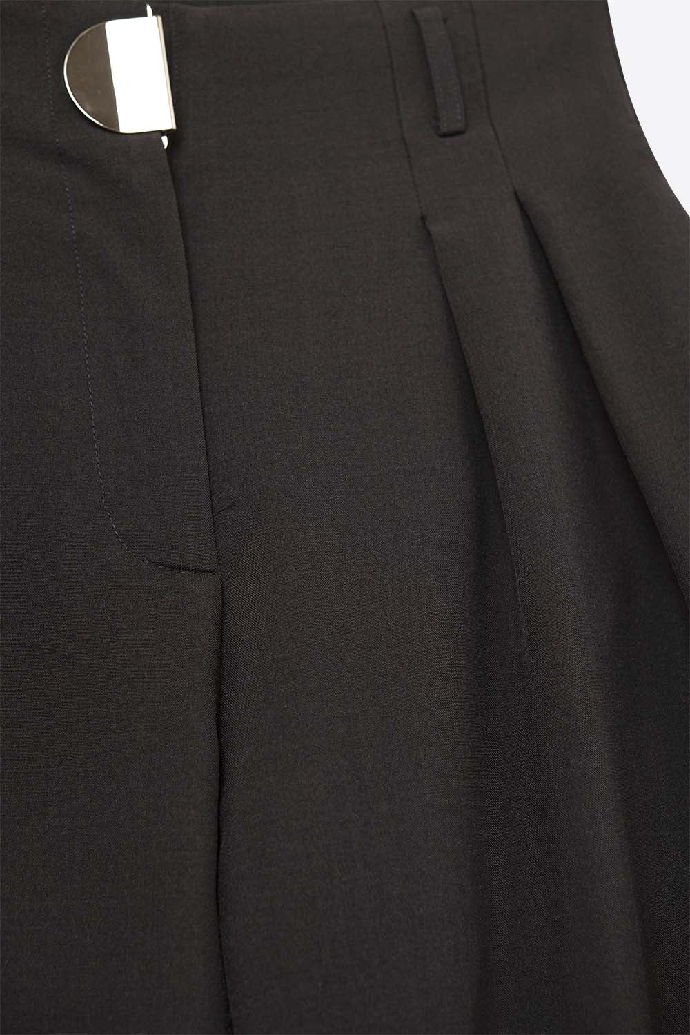 Black pleated Wide Pants with with metal buckle