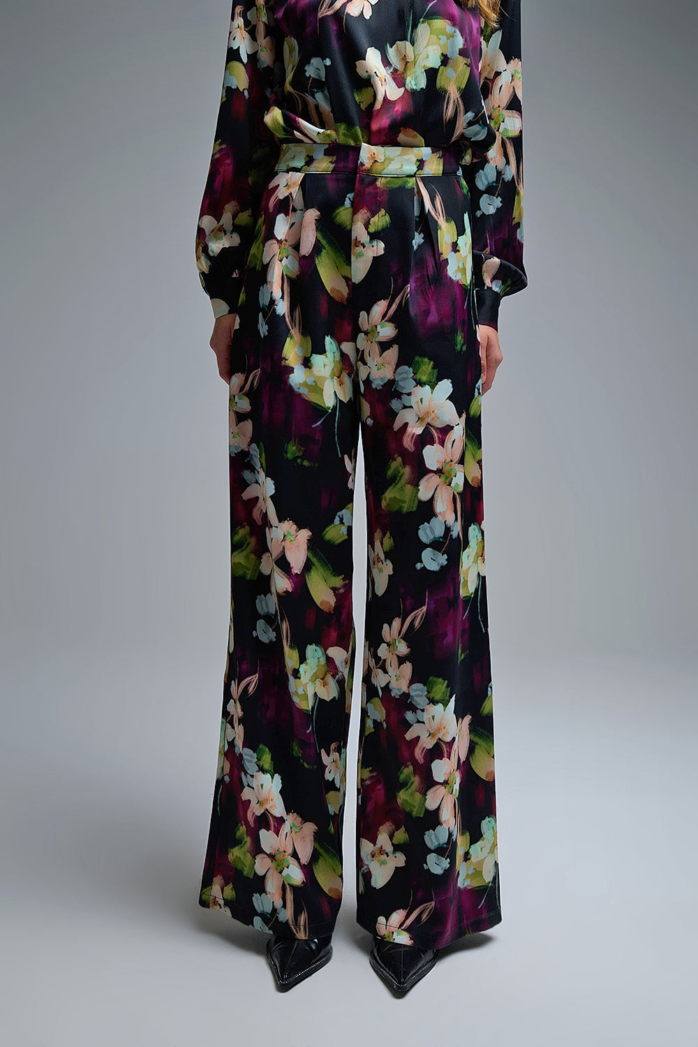 Floral-Print Flowing Pants in satin fabric with side pockets