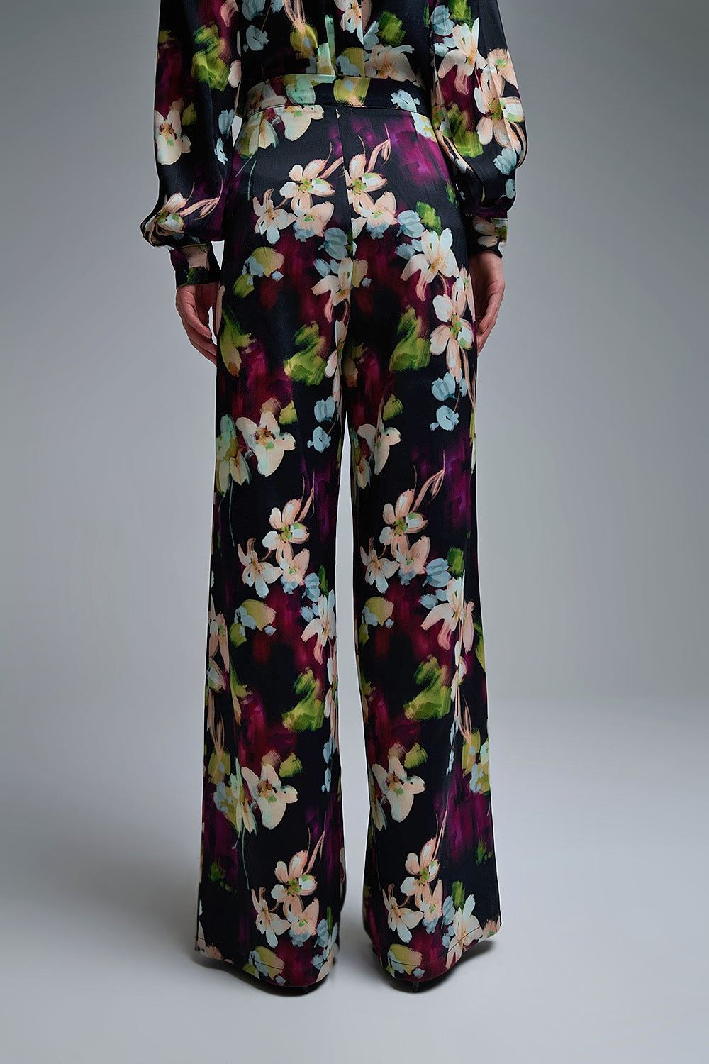 Floral-Print Flowing Pants in satin fabric with side pockets