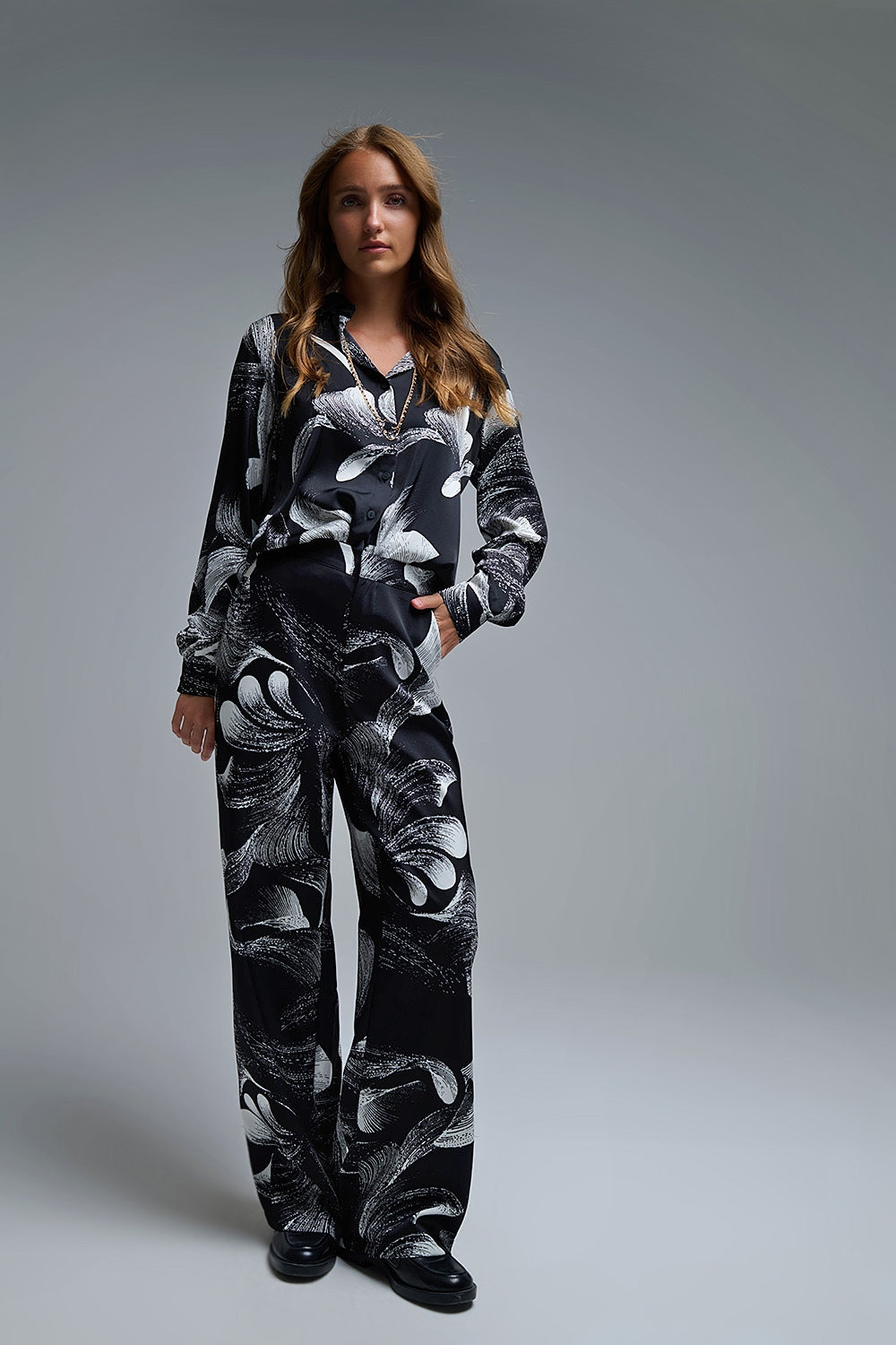 Elegant Printed Black Wide-Leg Pants in satin fabric