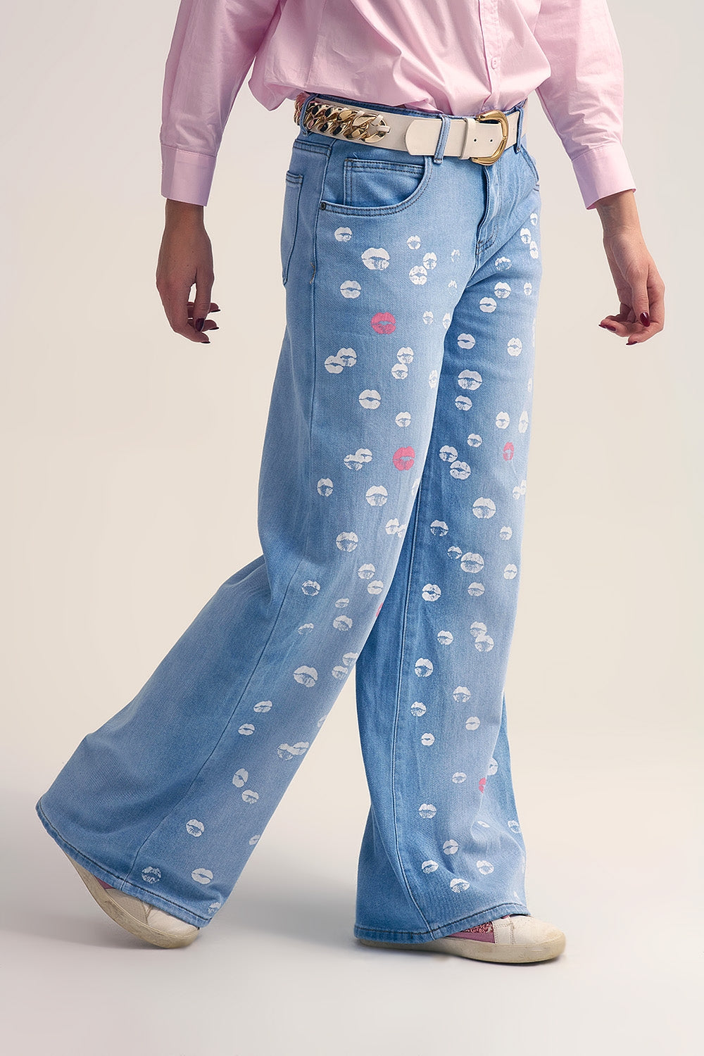 Light wash straight jeans with printed lips
