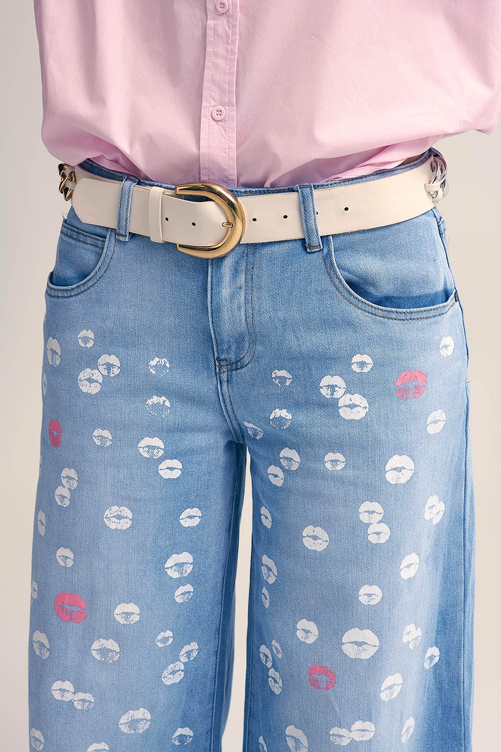 Light wash straight jeans with printed lips