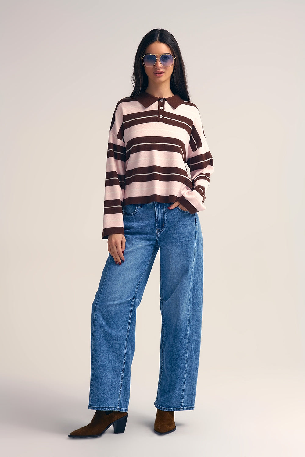 Straight barrel-style jeans with knee stitching detail