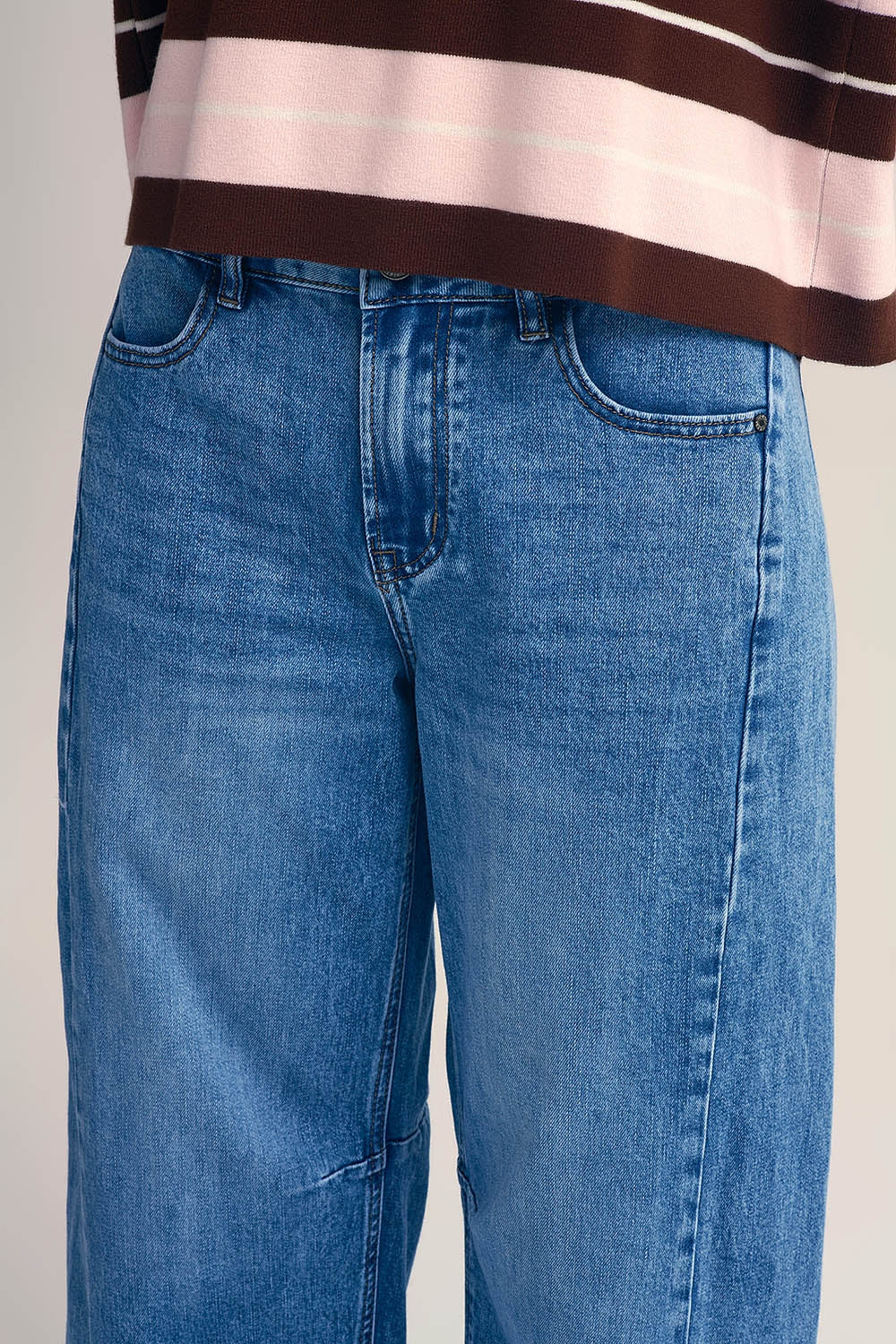 Straight barrel-style jeans with knee stitching detail