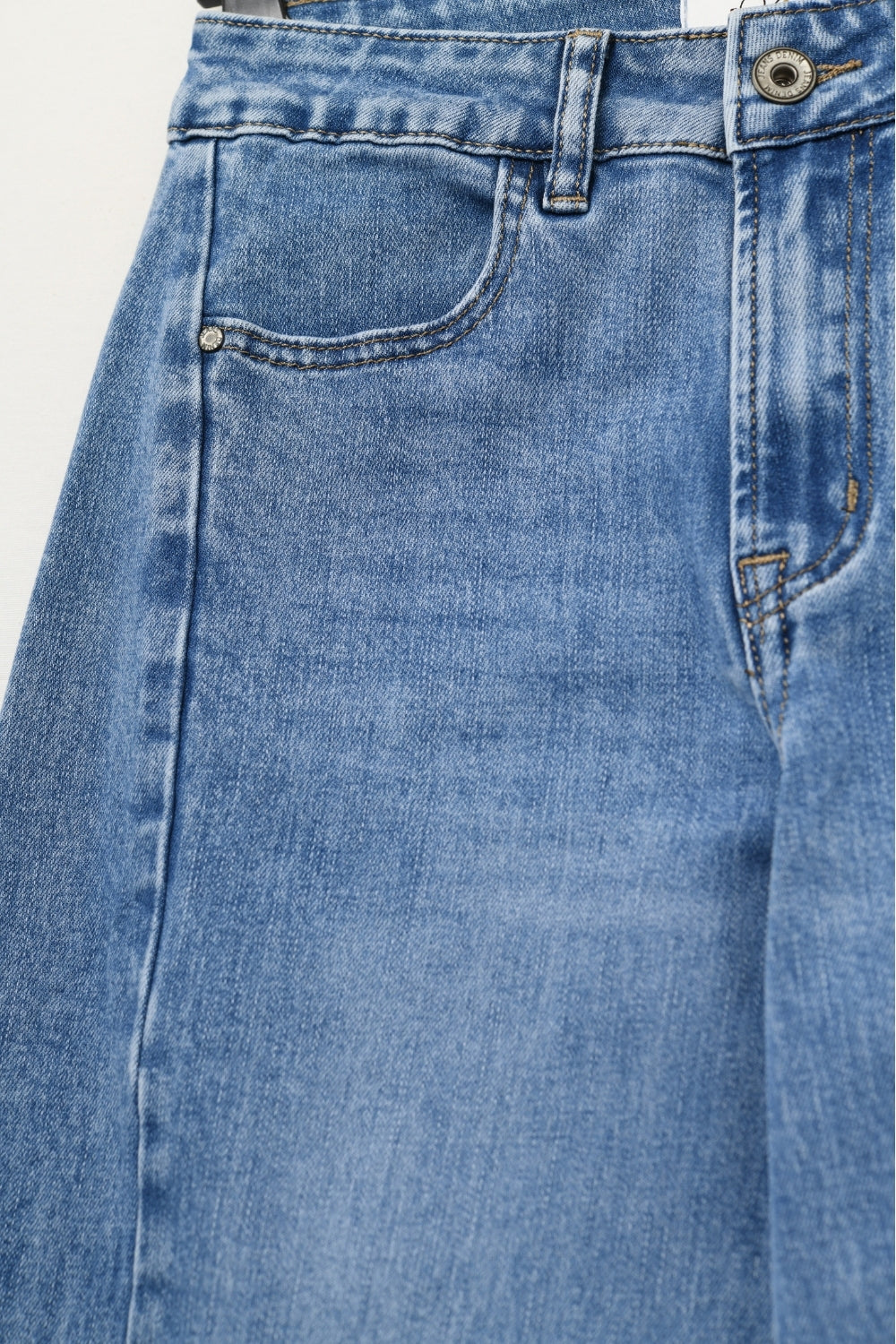 Straight barrel-style jeans with knee stitching detail