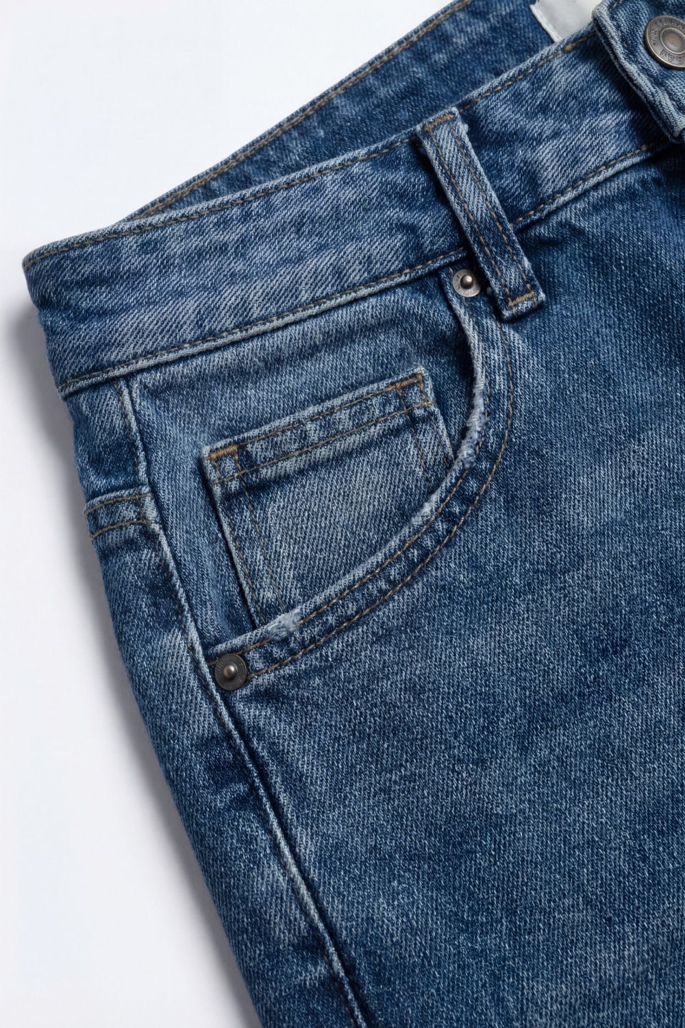 Blue Wide-Leg Light Wash Denim Jeans with Cuffs barrel Style