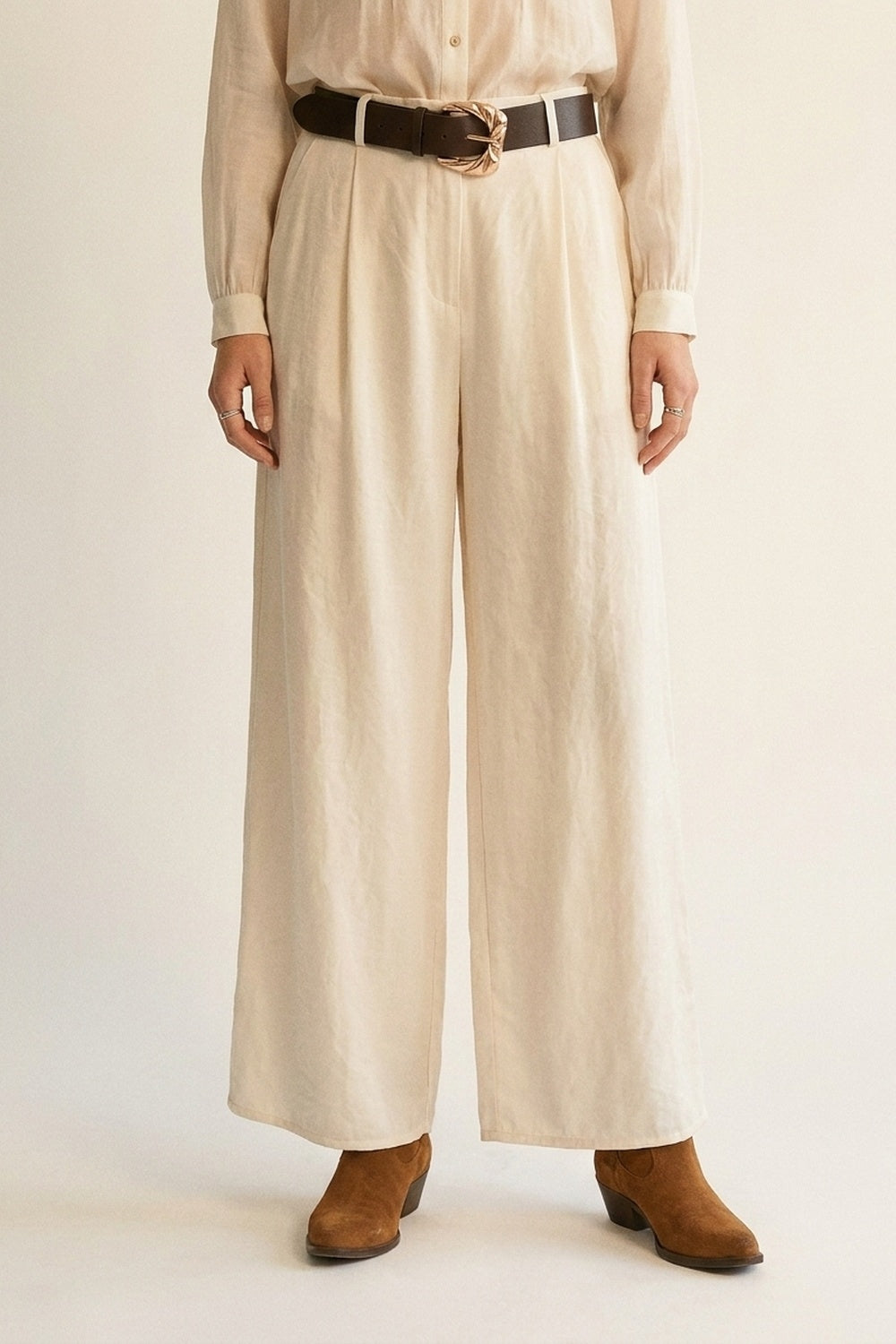 Extra-wide pants in a lightweight and shiny fabric