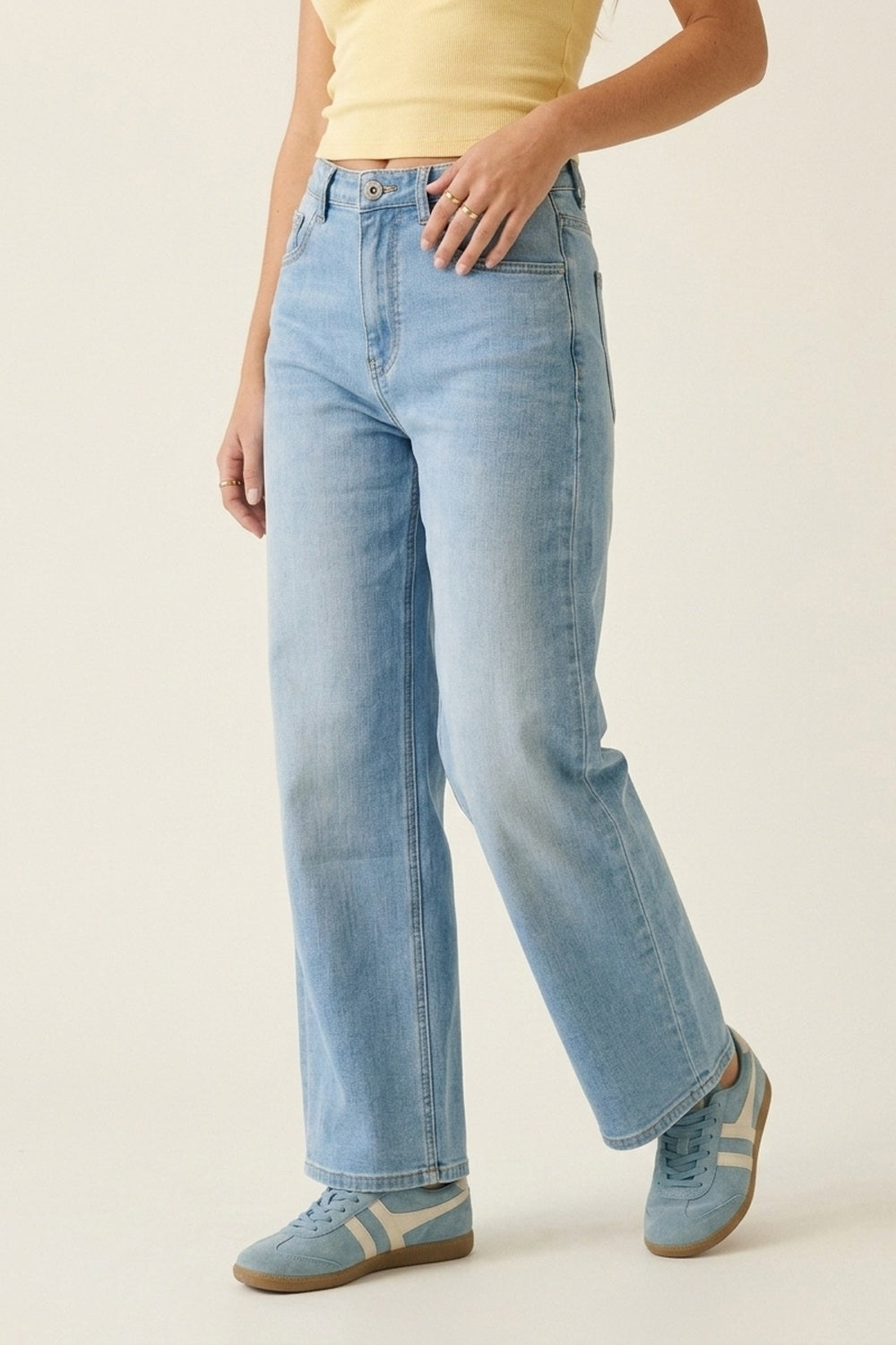 UNIKCOSA mid-rise Straight Leg Denim Jeans in Light Blue wash
