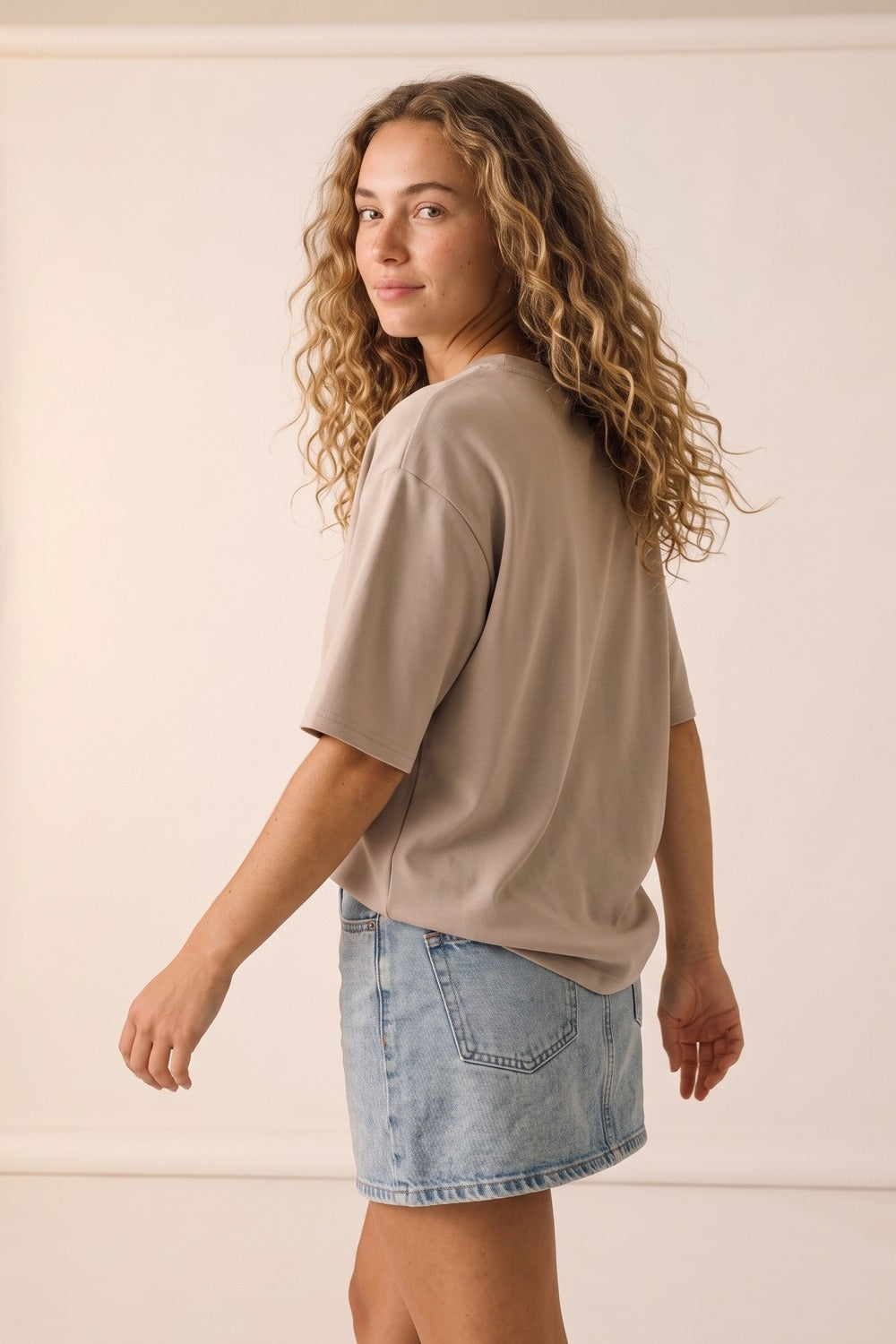 UNIKCOSA Relaxed Fit Short Sleeve Crewneck sweatshirt in beige