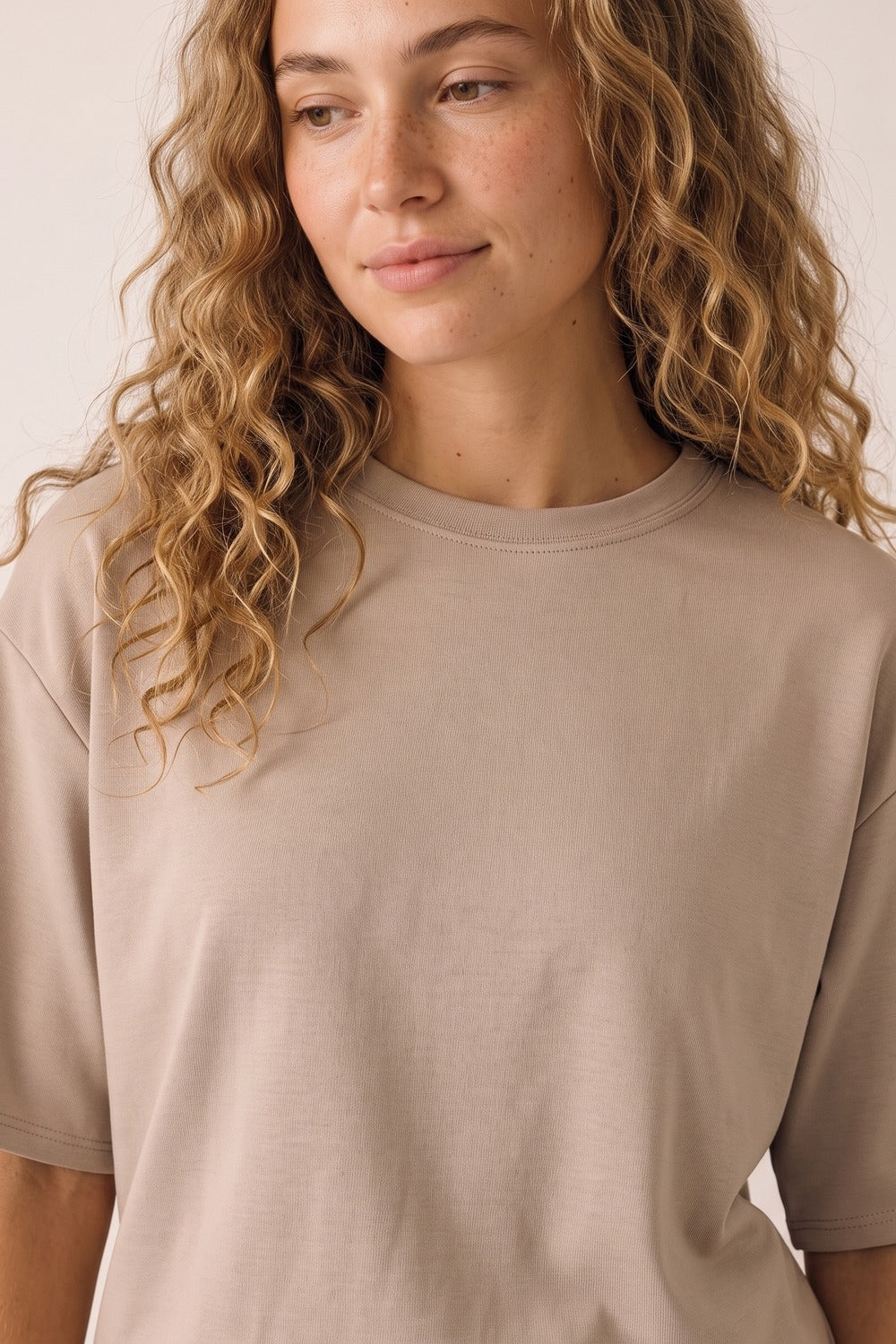 UNIKCOSA Relaxed Fit Short Sleeve Crewneck sweatshirt in beige