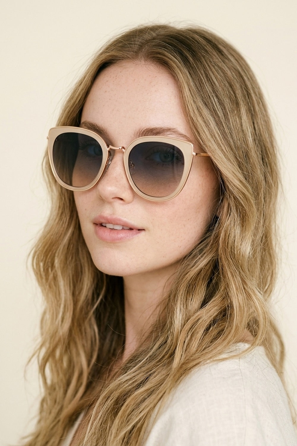 UNIKCOSA Beige Cat Eye Metal Frame Gradient Oversize Sunglasses