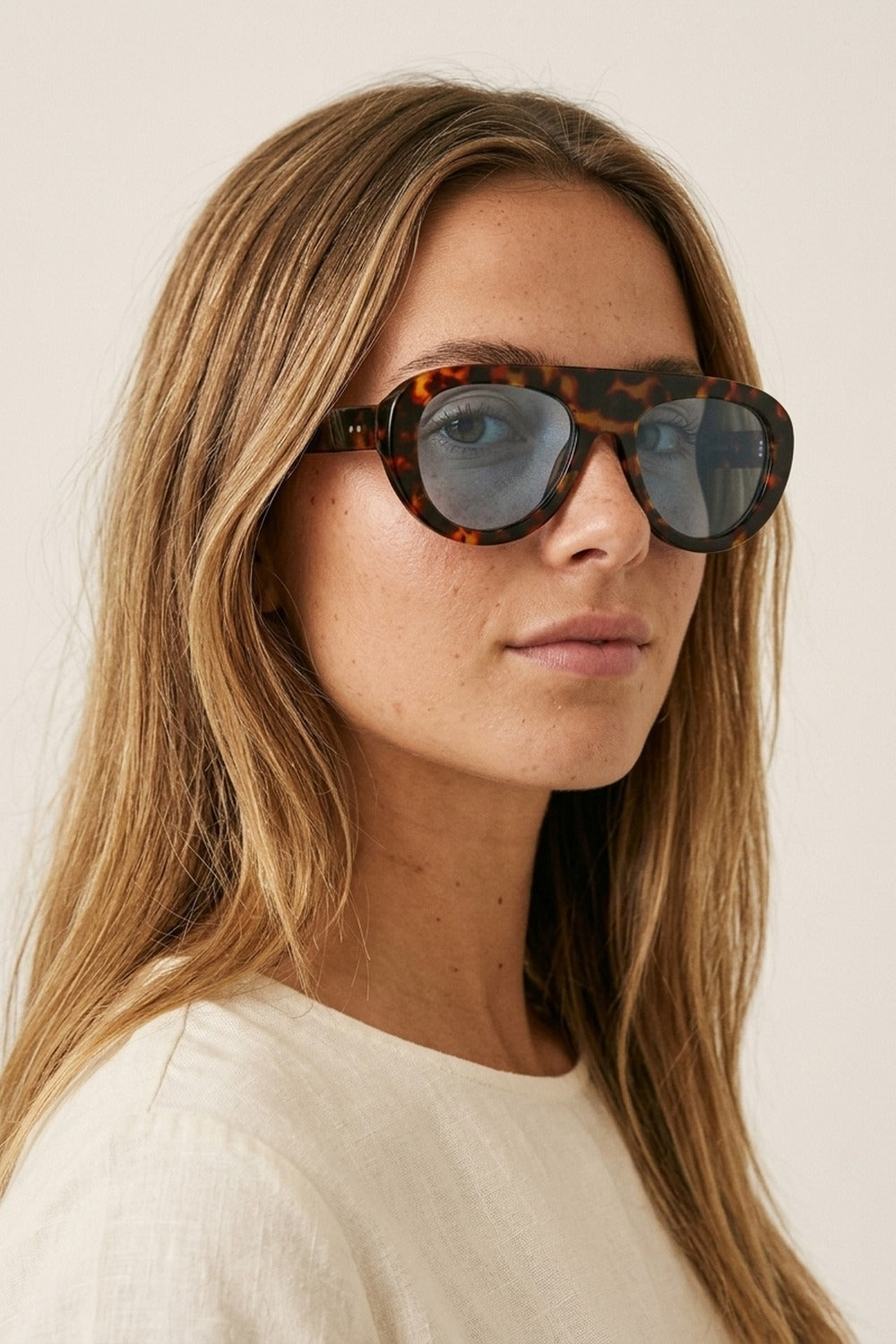UNIKCOSA Multicolor Tortoiseshell Oval Frame Blue Lens Sunglasses