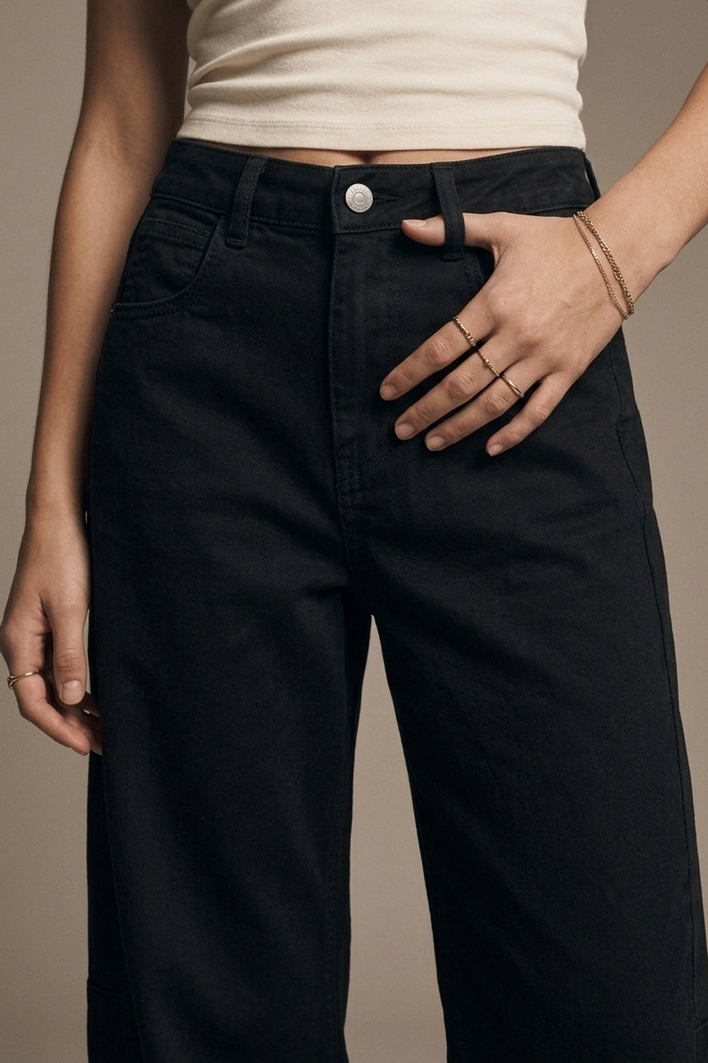 UNIKCOSA Black Barrel-Leg Balloon Jeans