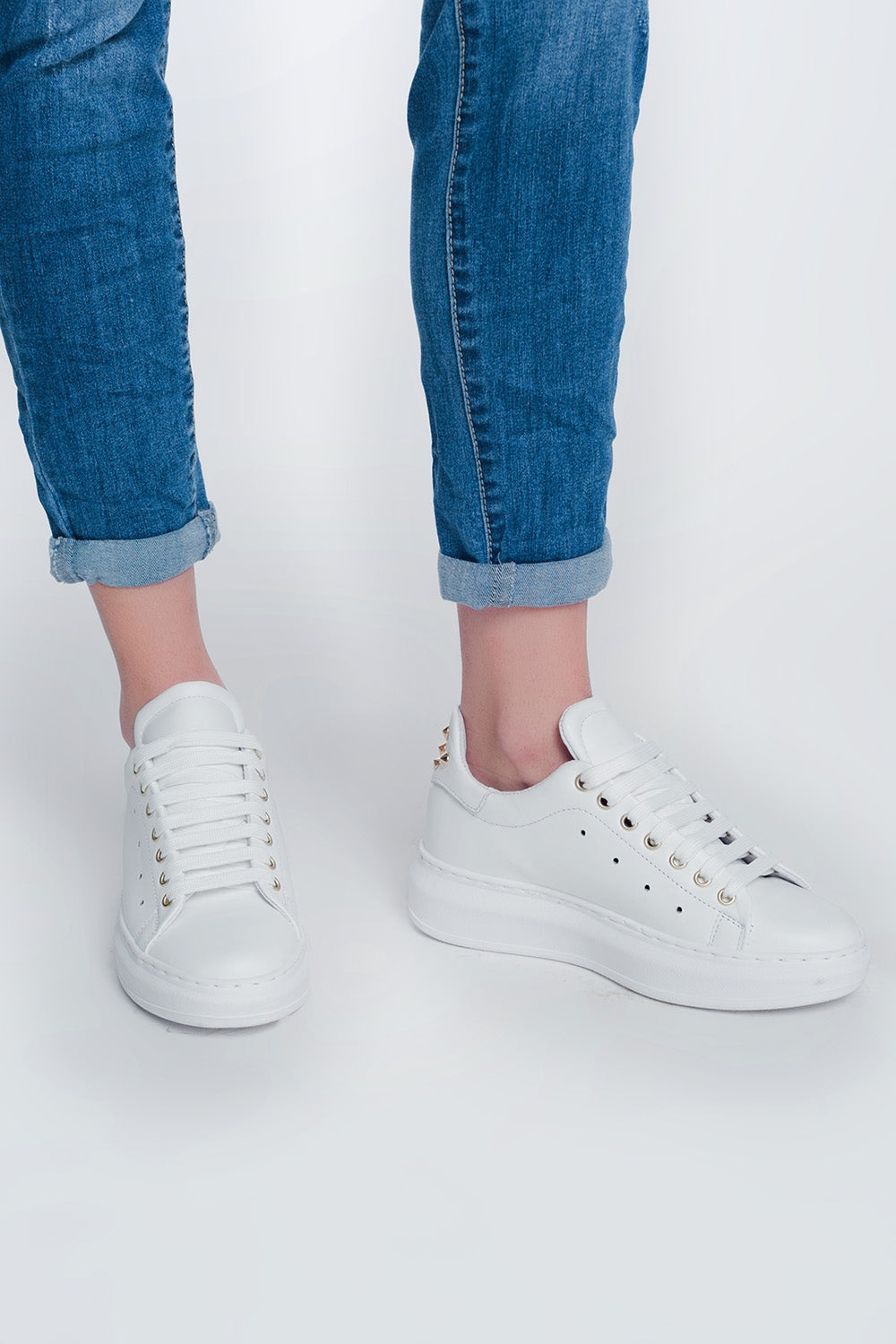 Boyfriend cut jeans with buttons in mid blue wash