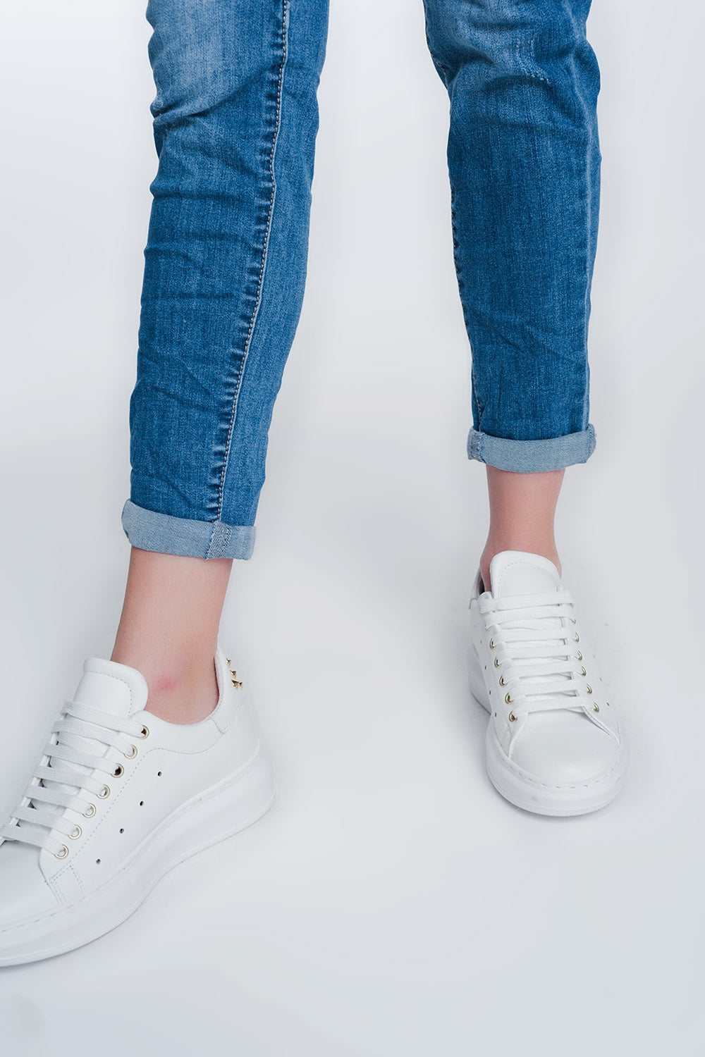 Boyfriend cut jeans with buttons in mid blue wash