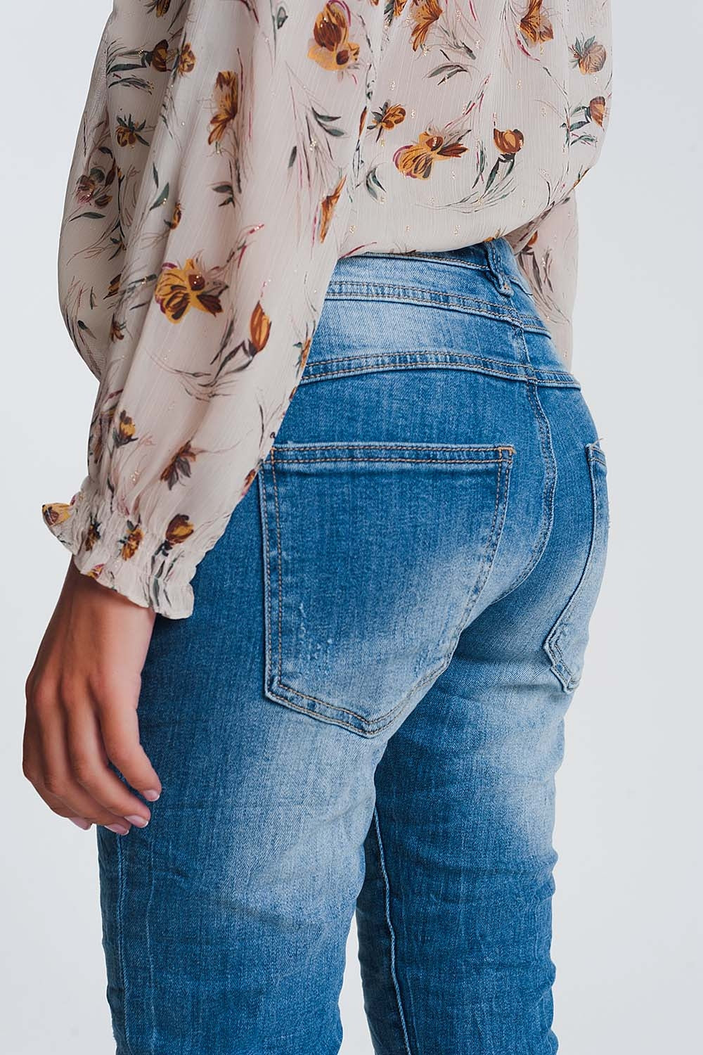 Wrinkled boyfriend jeans in light denim with ripped details