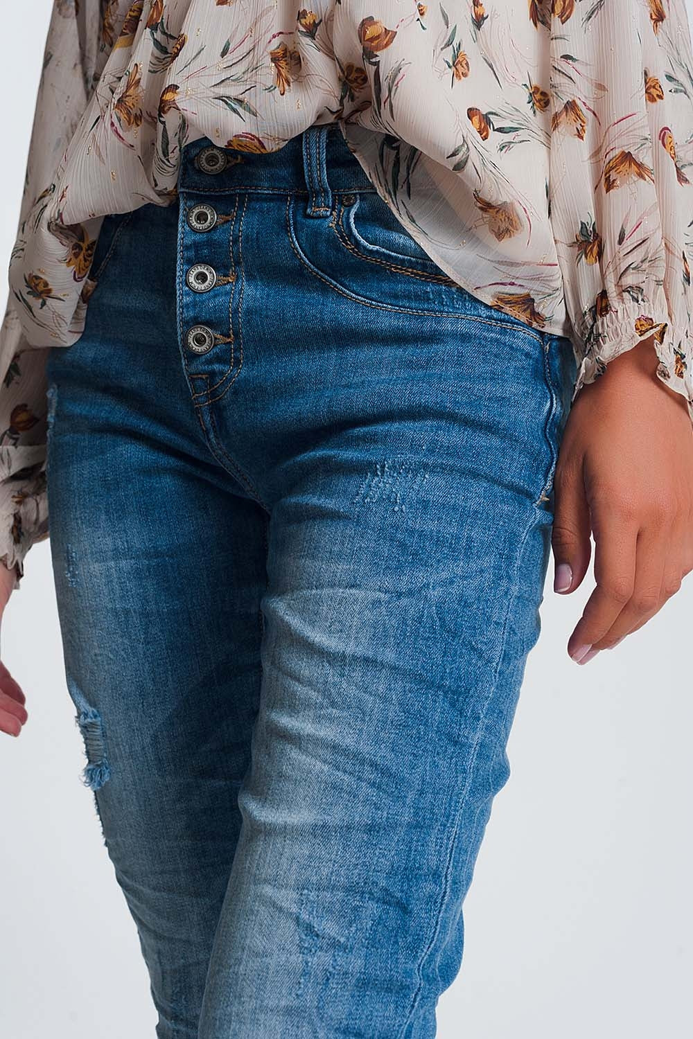 Wrinkled boyfriend jeans in light denim with ripped details