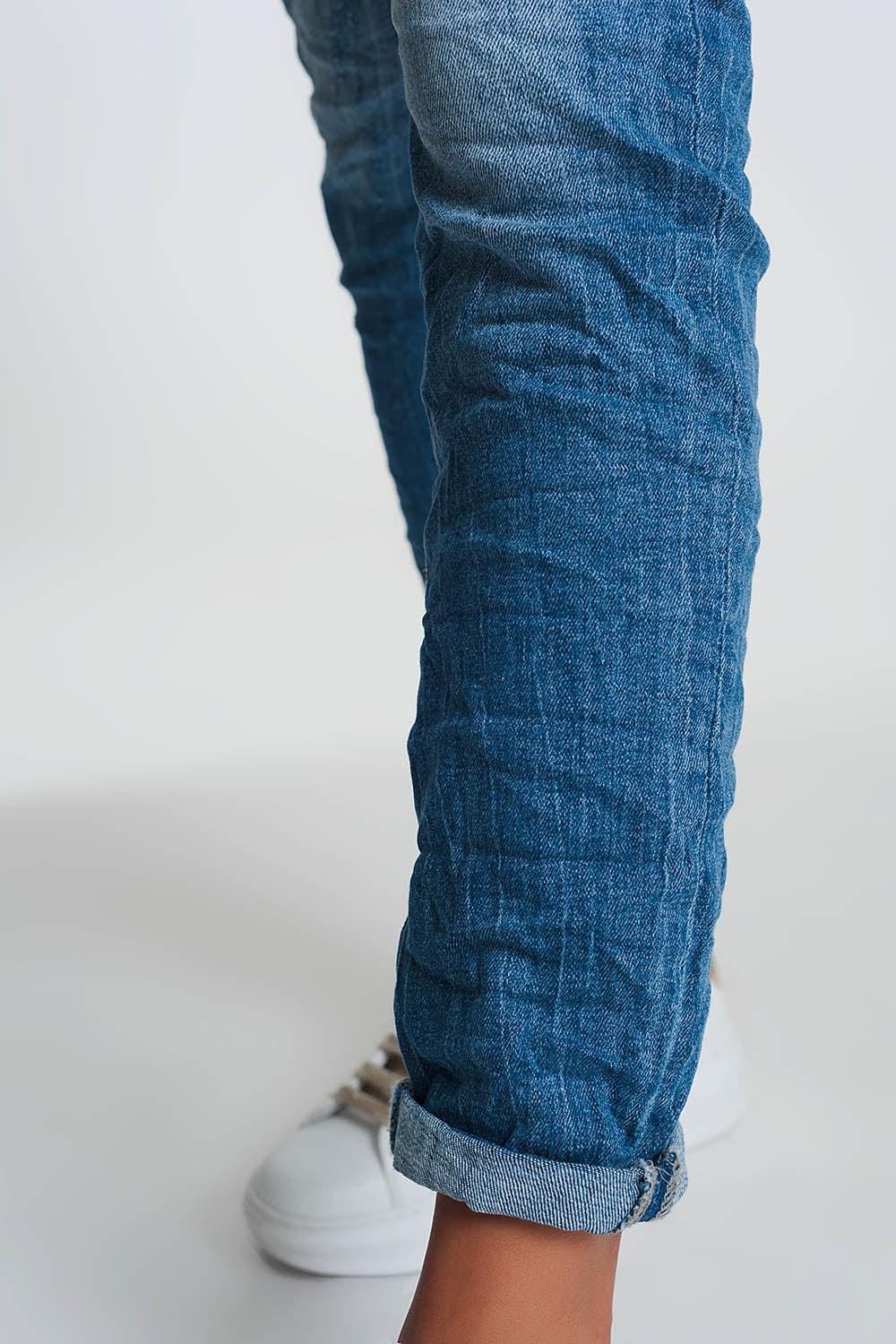 Wrinkled boyfriend jeans in light denim with ripped details