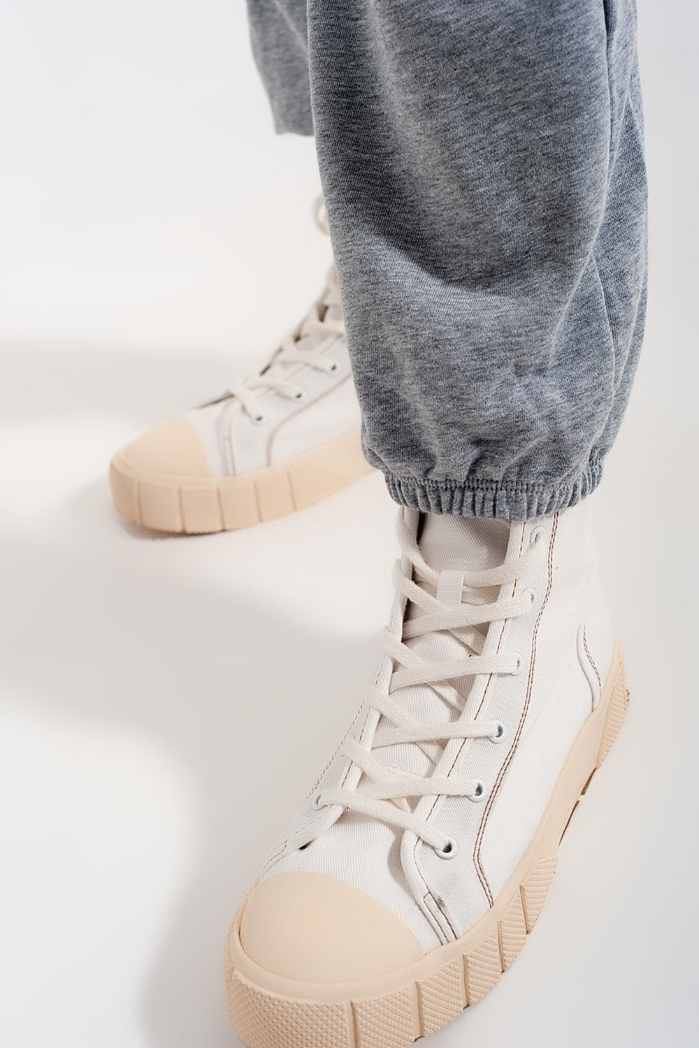Joggers with elastic waist band in gray