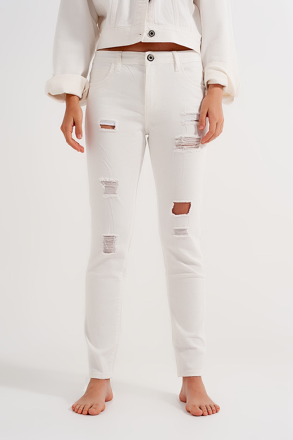 Slim jeans in white with distressing