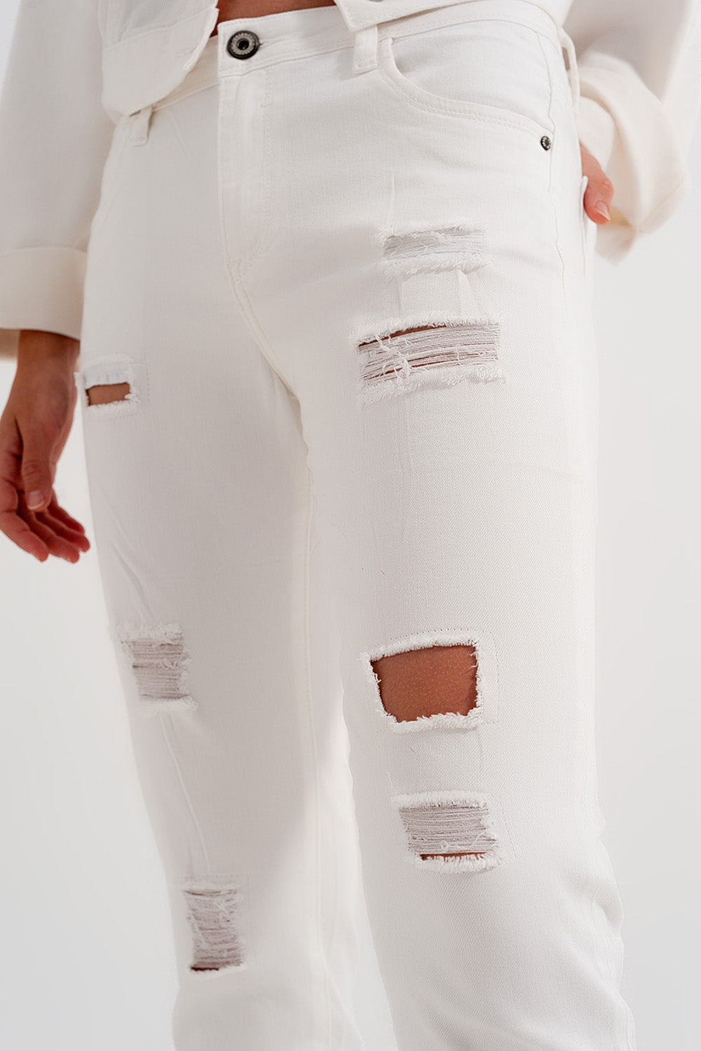 Slim jeans in white with distressing