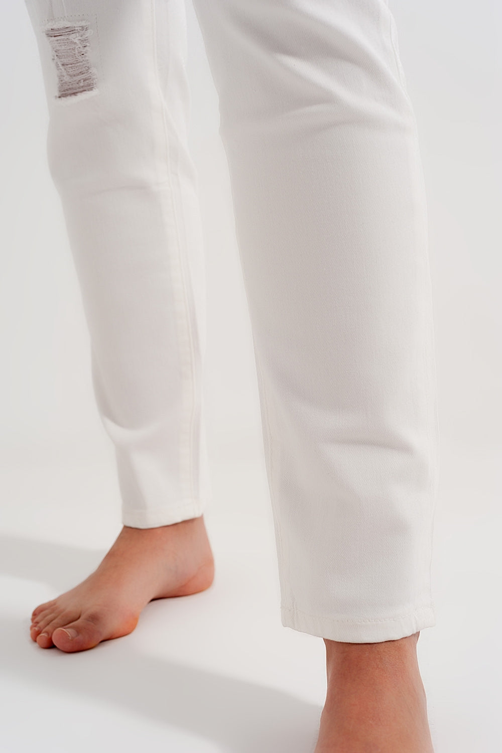 Slim jeans in white with distressing