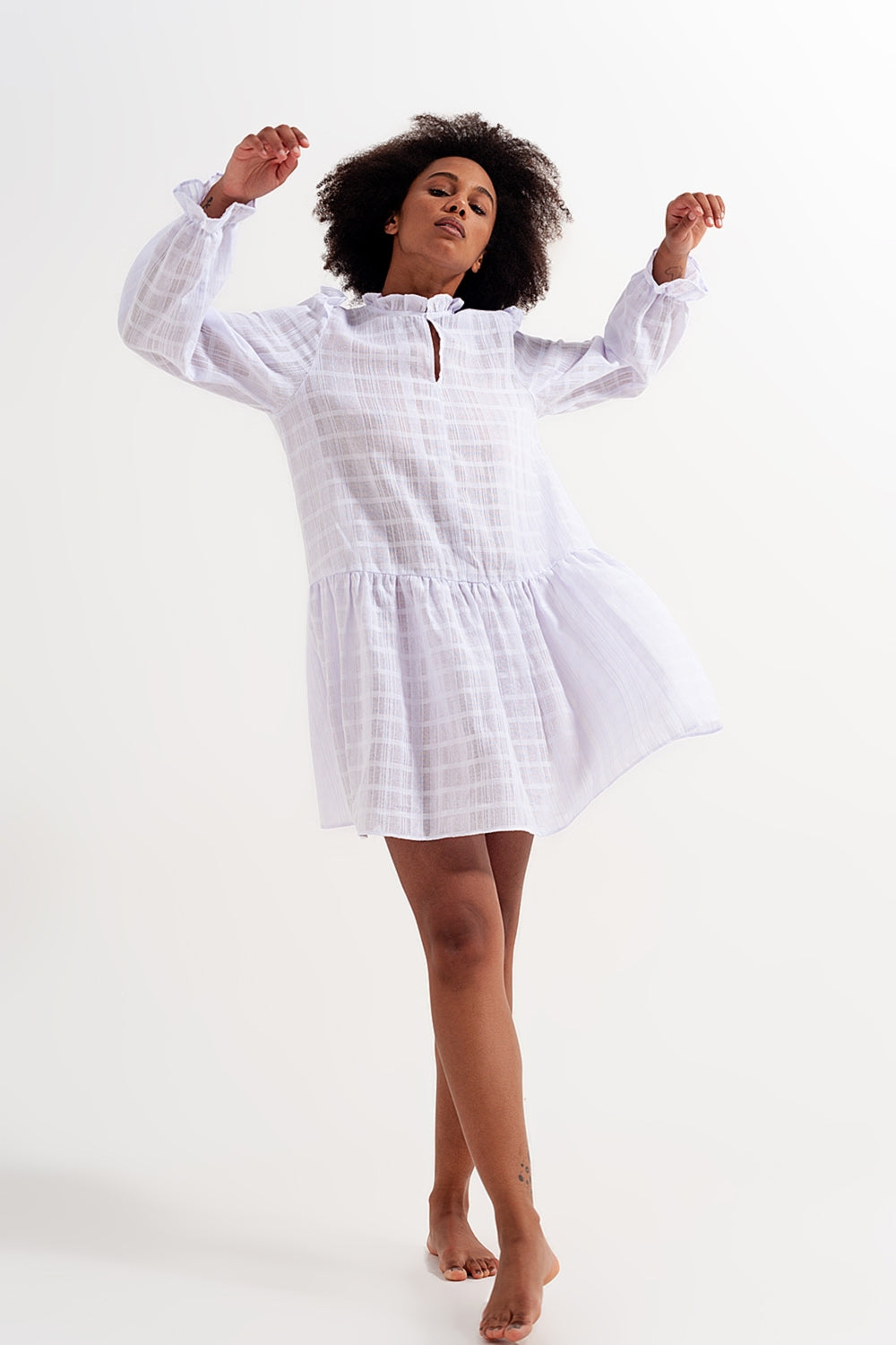 Voluminous mini dress with ruffles in white