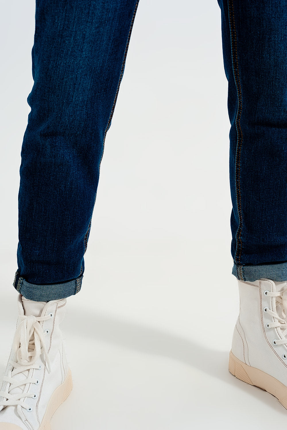 High rise jeans with exposed buttons in blue