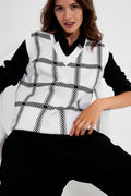 Knitted vest with big crosshatches