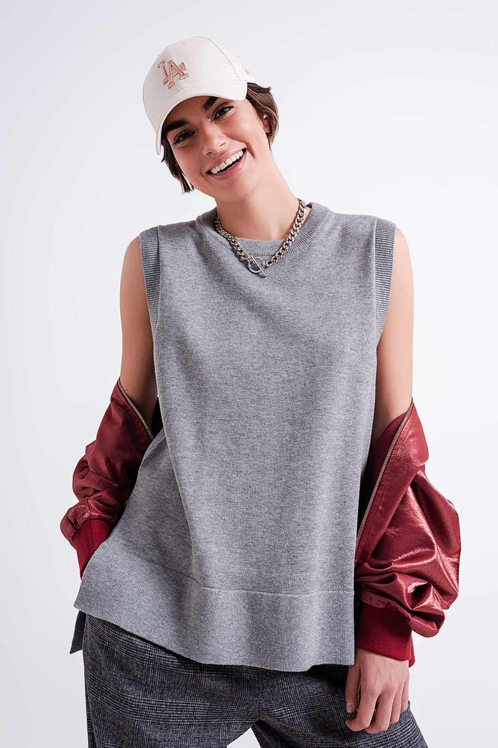 Knitted vest in grey