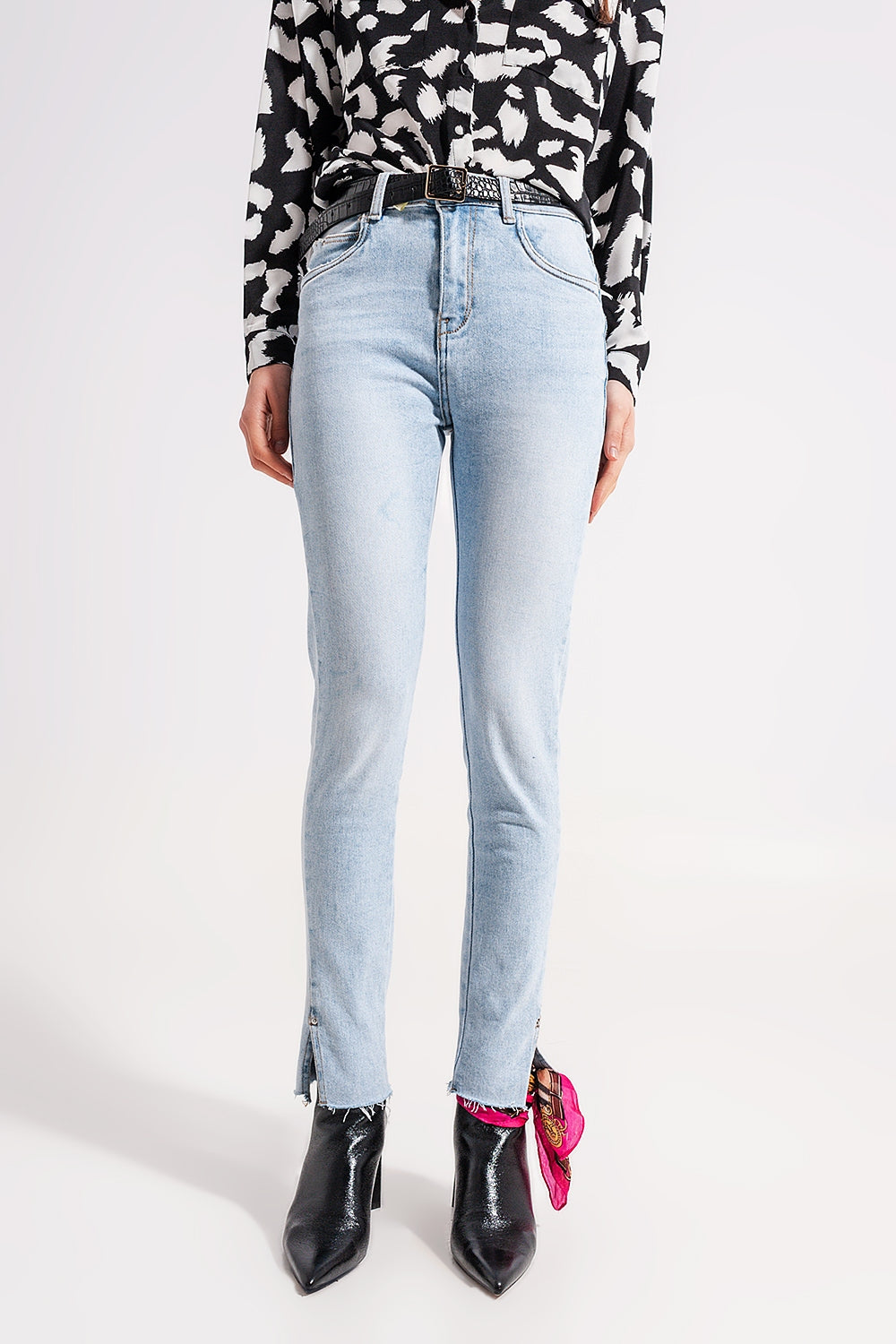 High waist jeans with slit hem in vintage wash