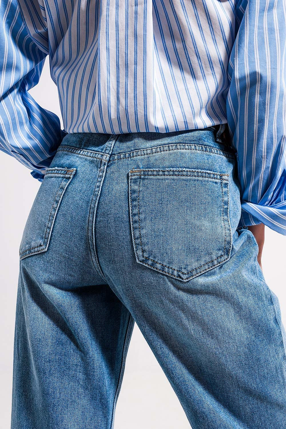 High waist jeans with split hem in vintage wash