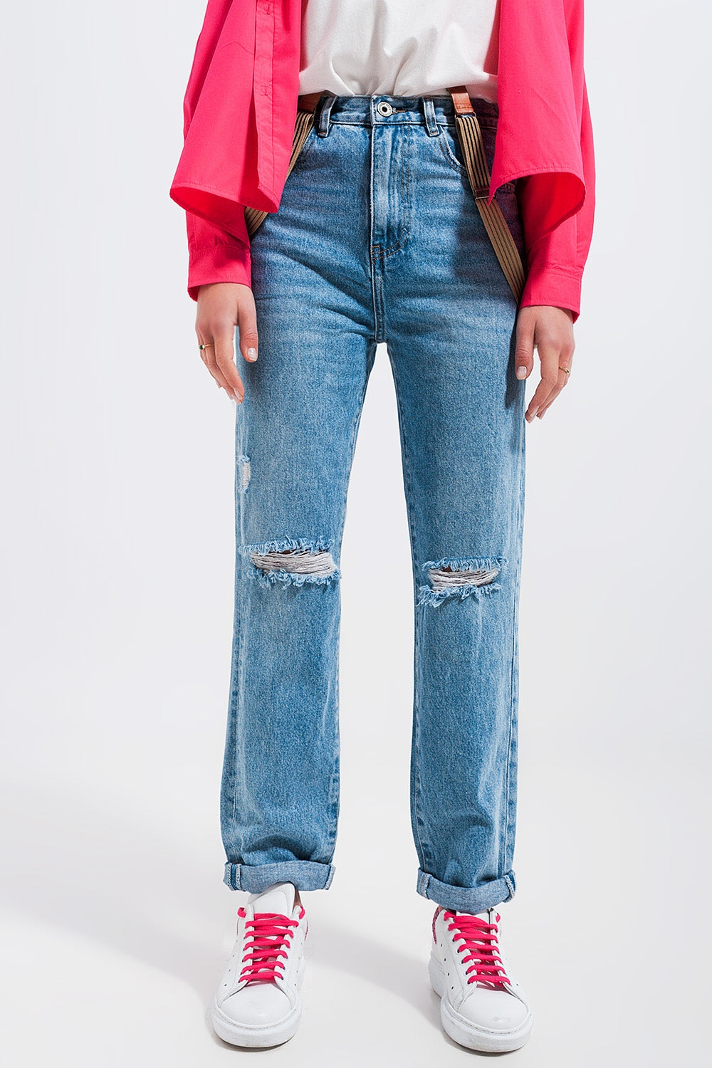 Knee rip jeans in light wash blue