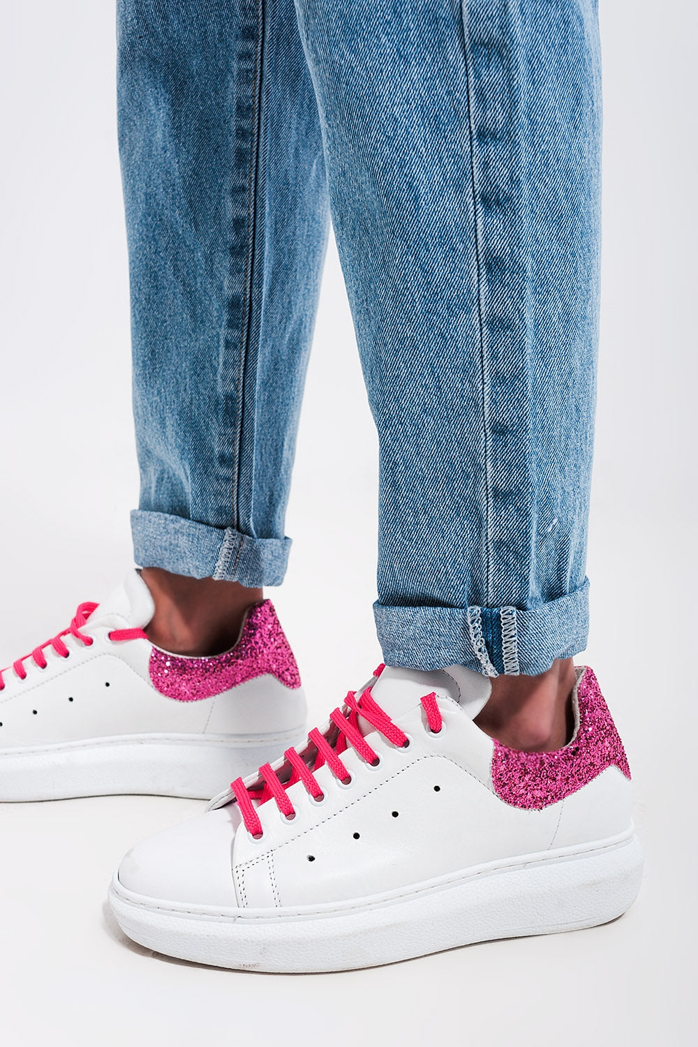 Knee rip jeans in light wash blue