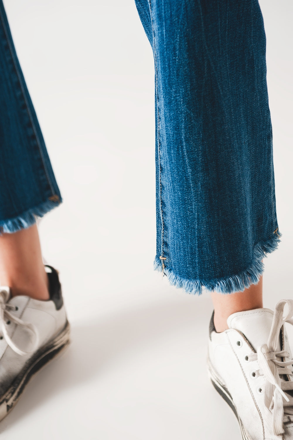 Flared jeans with raw edge in mid wash