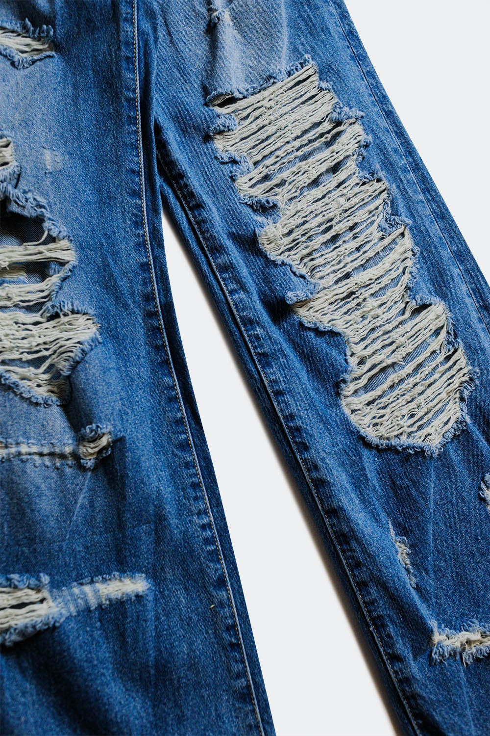 destroyed boyfriend jeans in blue