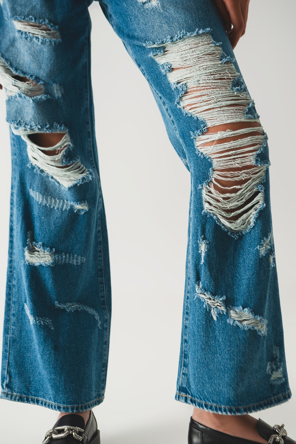 destroyed boyfriend jeans in blue